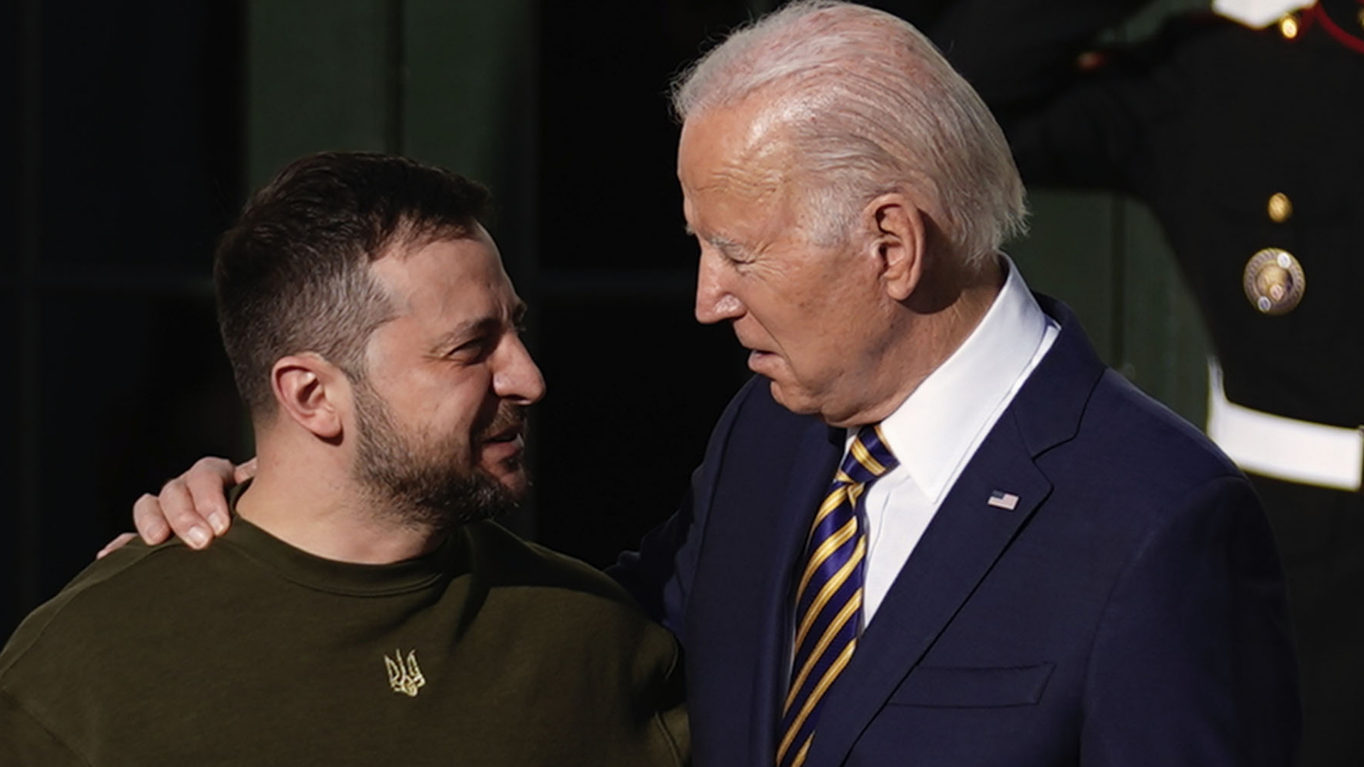 Joe Biden (r), Präsident der USA begrüßt Wolodymyr Selenskyj, Präsident der Ukraine, im Weißen Haus.  | dpa
