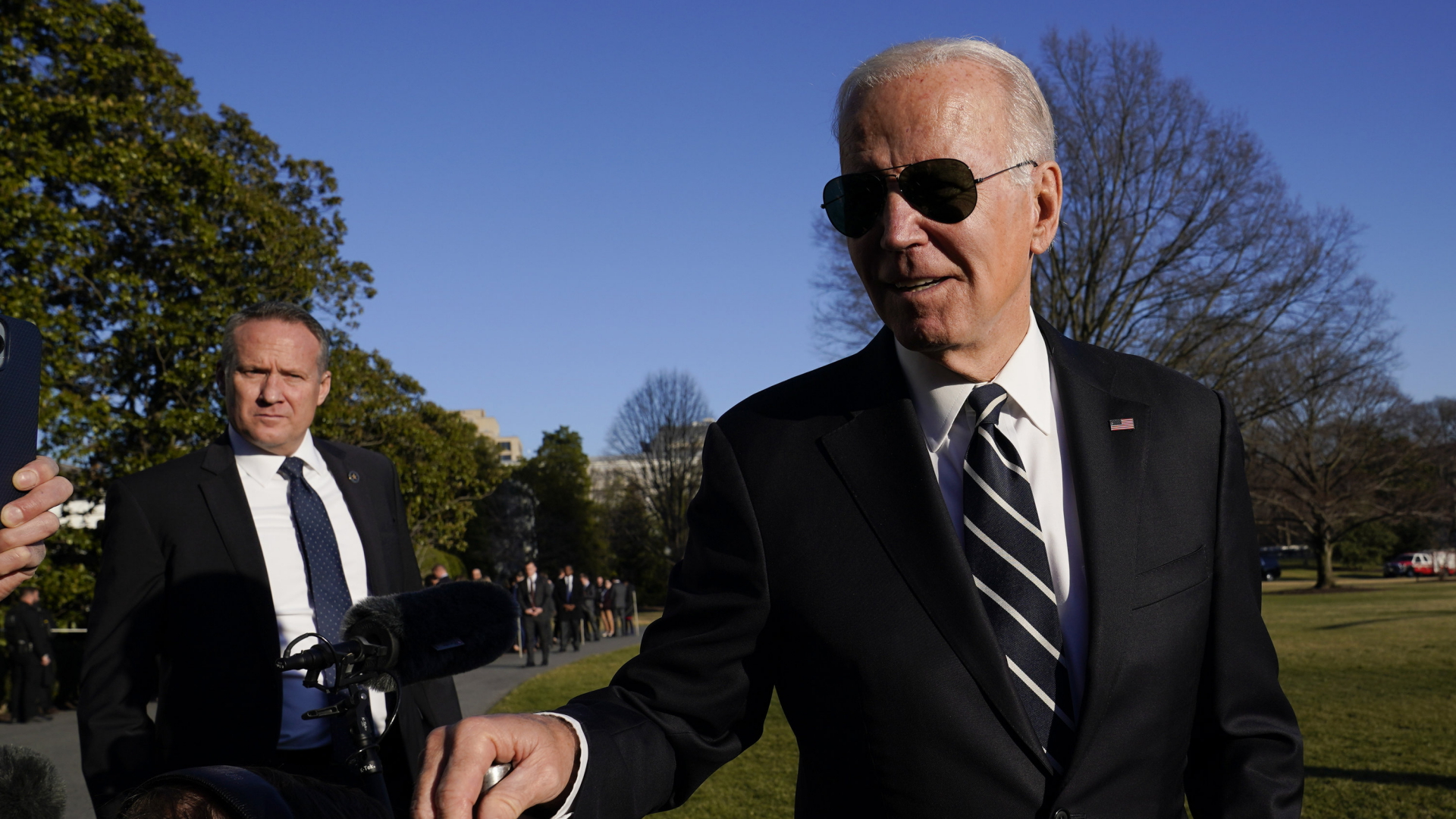 Joe Biden spricht mit Reportern in Washington