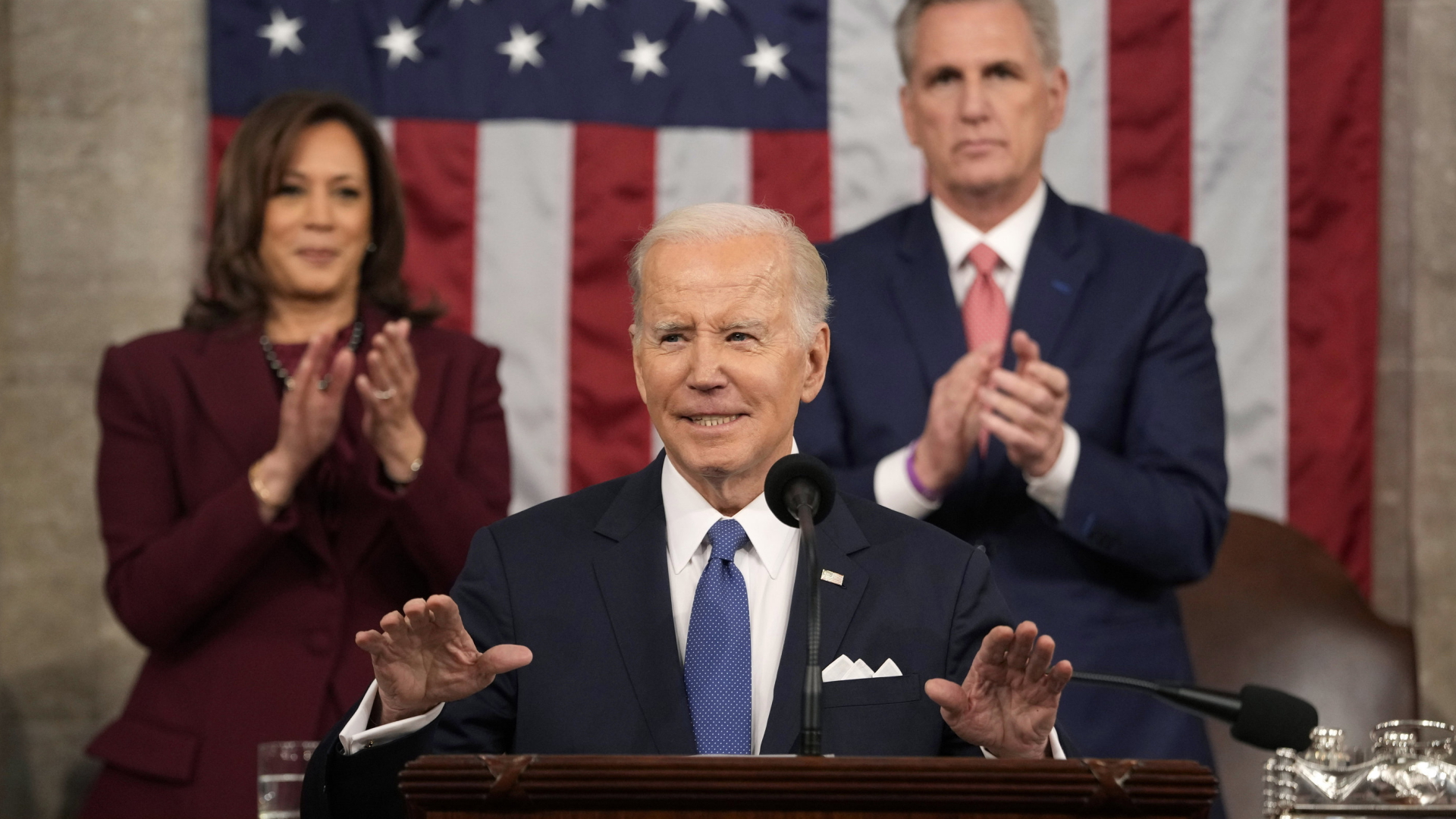 Vizepräsidentin Kamala Harris und der Sprecher des Repräsentantenhauses, Kevin McCarthy, applaudieren Joe Biden bei der Rede zur Lage der Nation. | AP