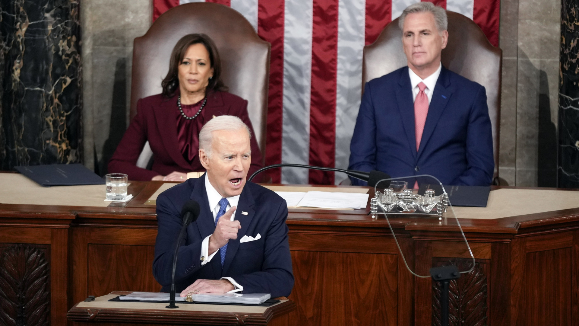 US-Präsident Joe Biden hält seine Rede zur Lage der Nation. Vizepräsidentin Harris und der Sprecher der Repräsentantenhauses, Kevin McCarthy, hören zu. | AP