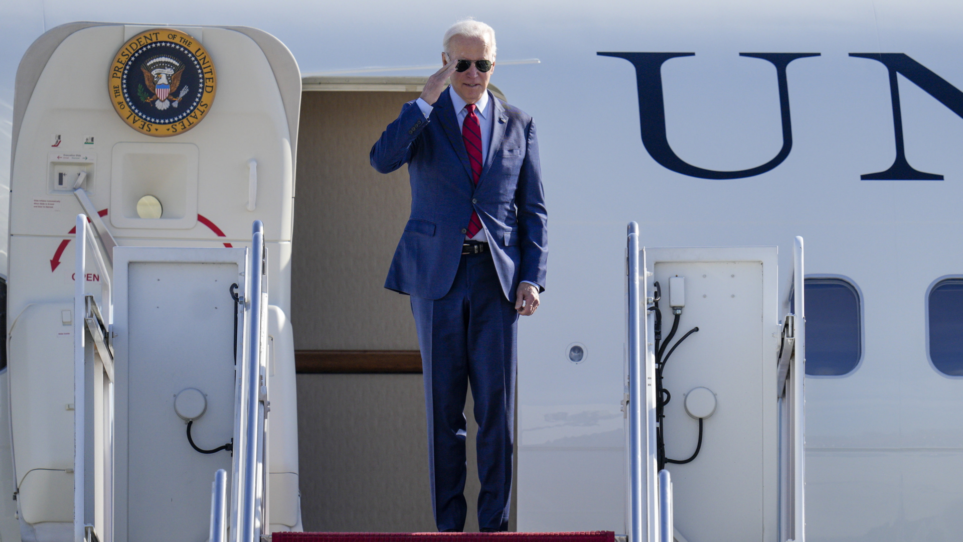 Joe Biden vor blauem Himmel am 8. Februar 2023 | AP