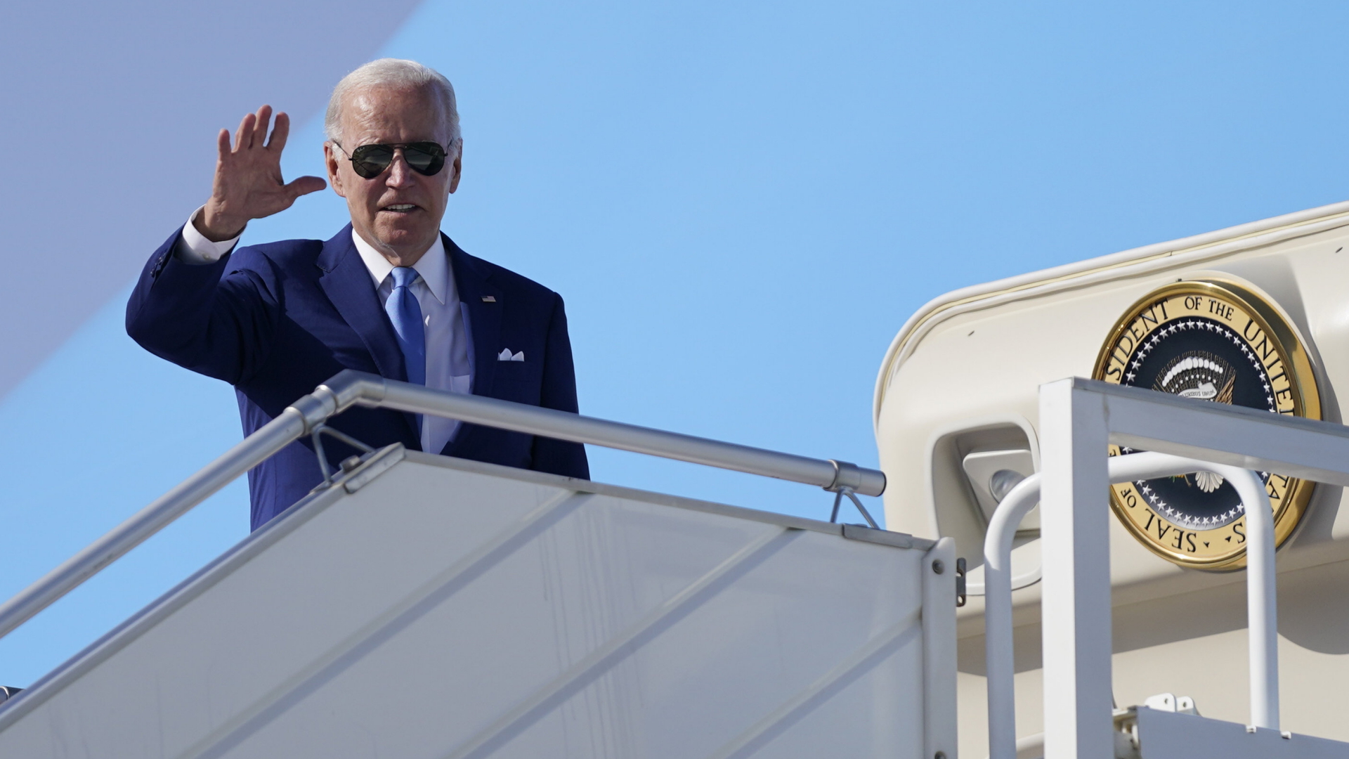 Joe Biden steigt in Jeddah ins Flugzeug und winkt | AP