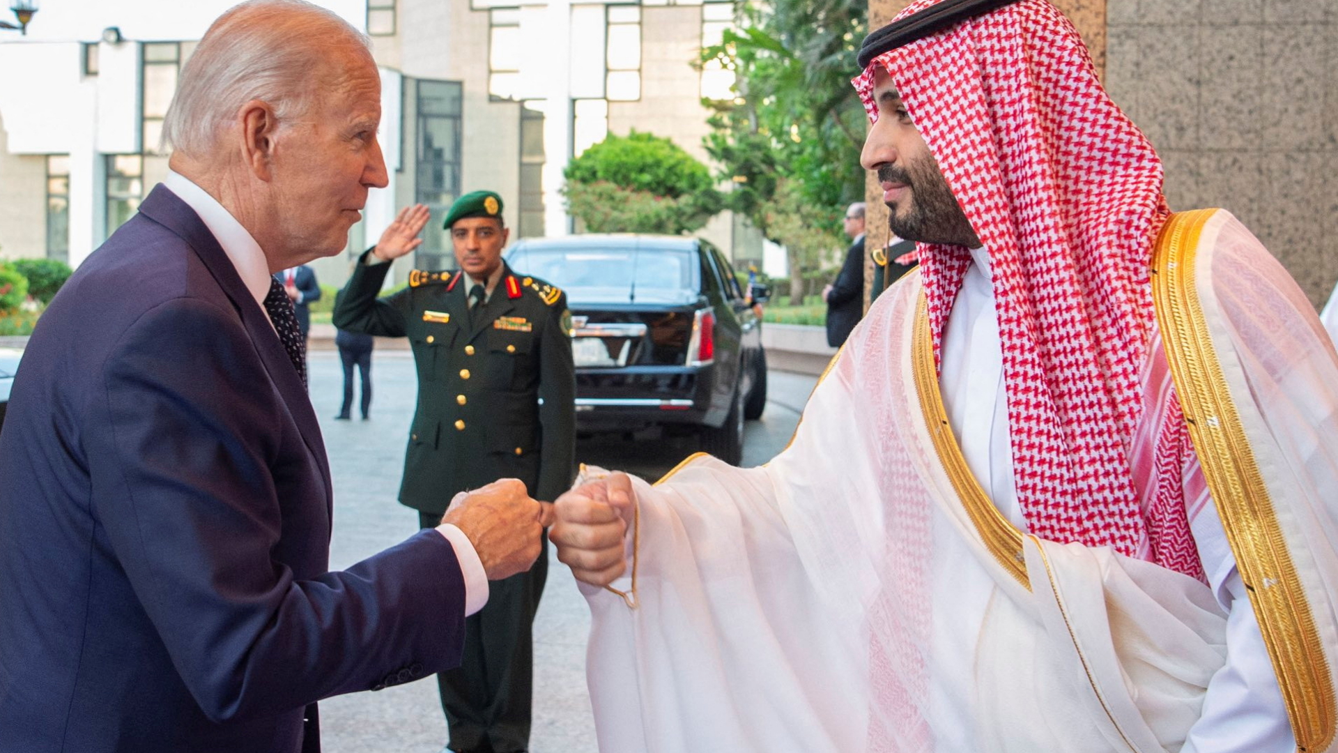 Saudischer Kronprinz Mohammed bin Salman begrüßt US-Präsident Joe Biden im Al-Salman-Palast in Dschidda per Faustgruß.