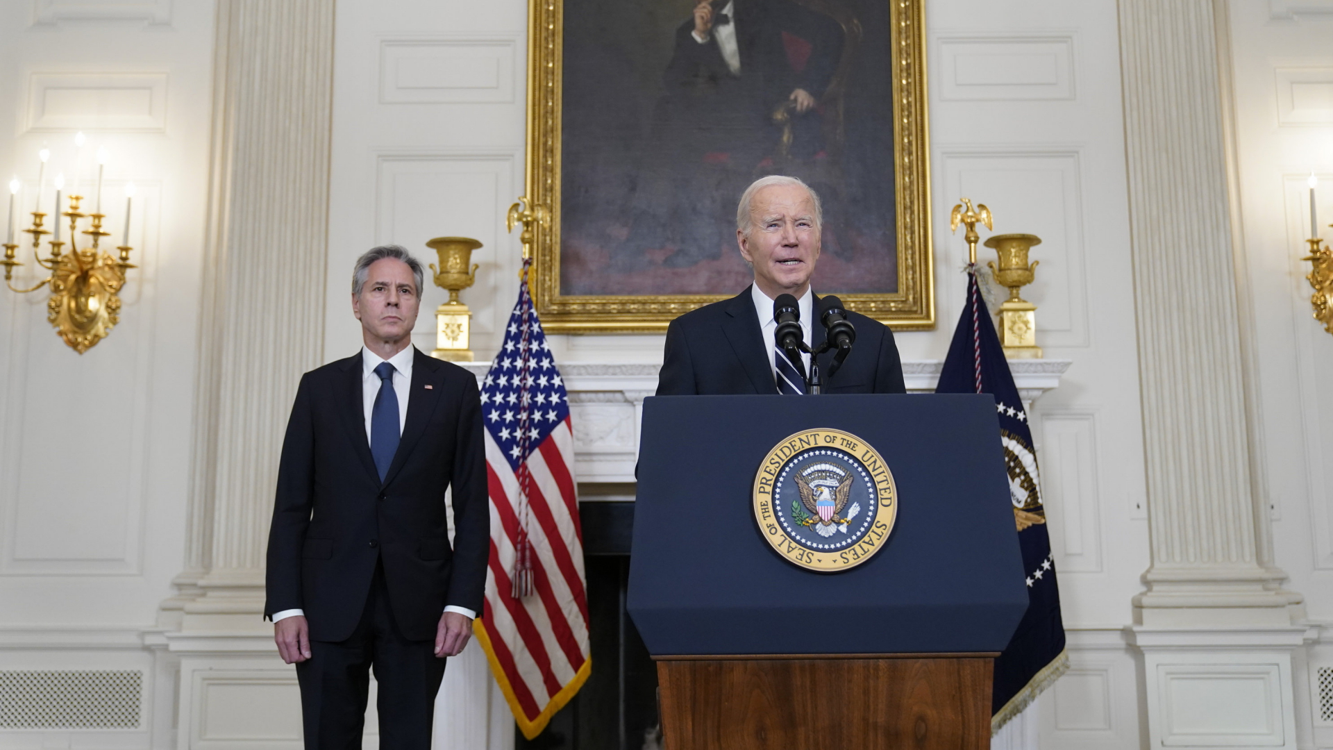 Joe Biden am Rednerpult und Antony Blinken bei einem Statement im Weißen Haus.