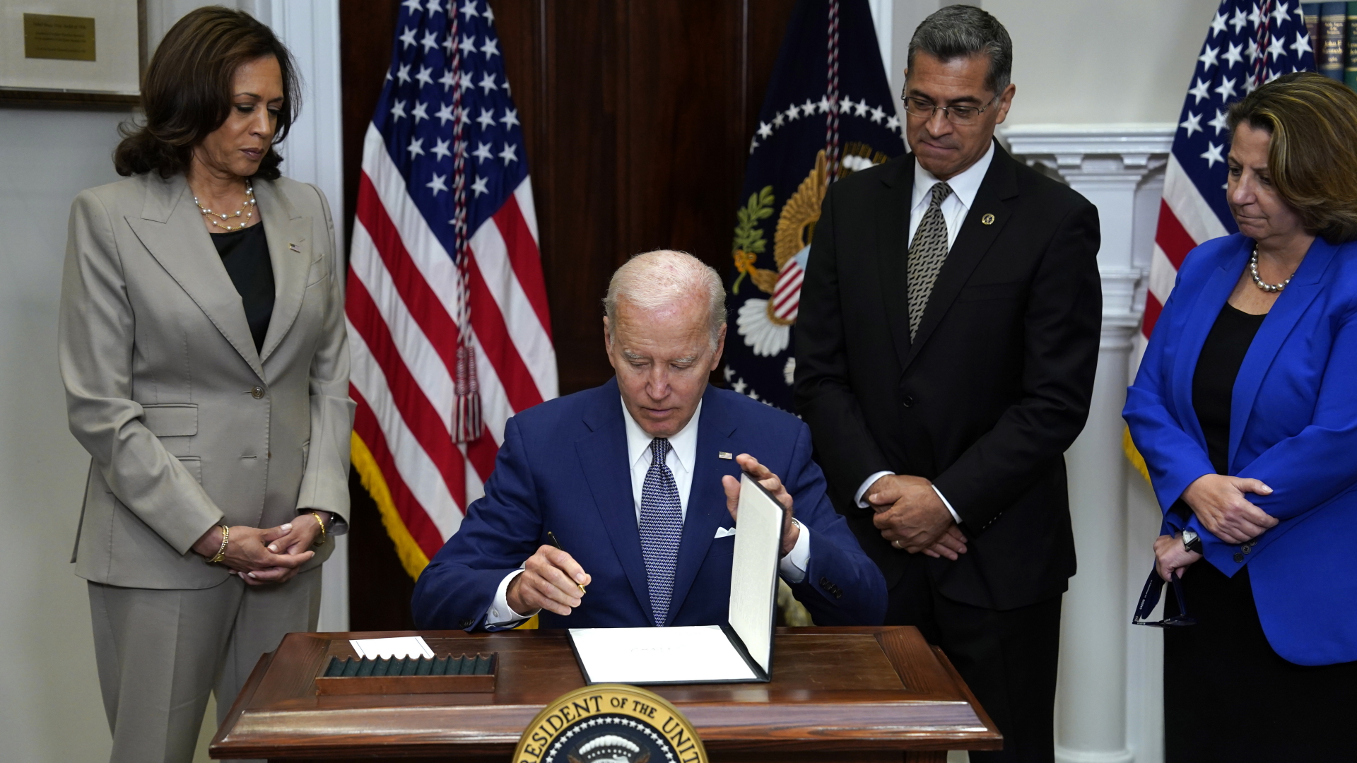Joe Biden unterzeichnet im Weißen Haus ein Dekret zum Schutze der Rechte von Frauen, links neben ihm steht Kamala Harris. | EPA