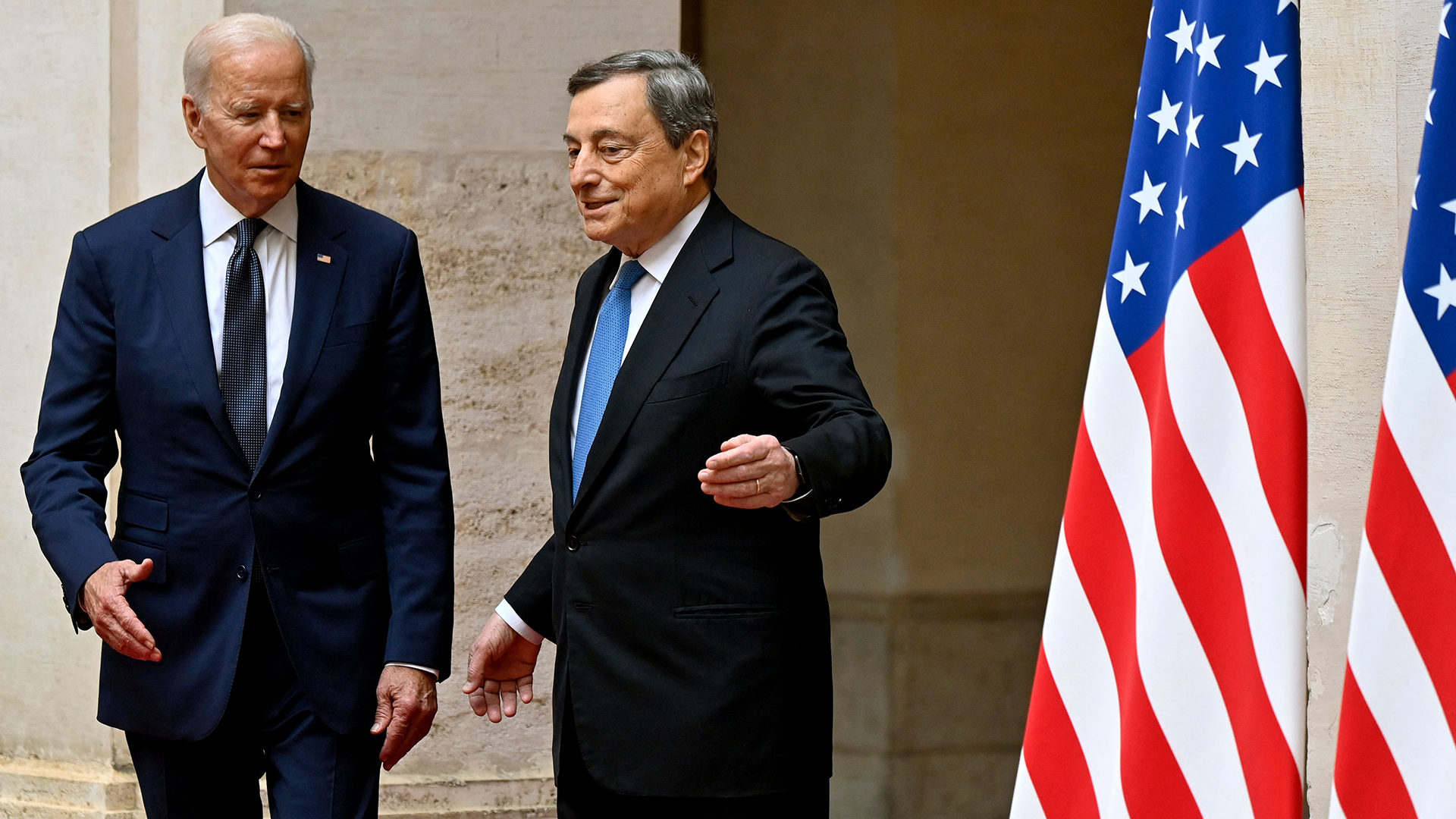 Italiens Ministerpräsident Mario Draghi begrüßt US-Präsident Joe Biden. | Bildquelle: AFP