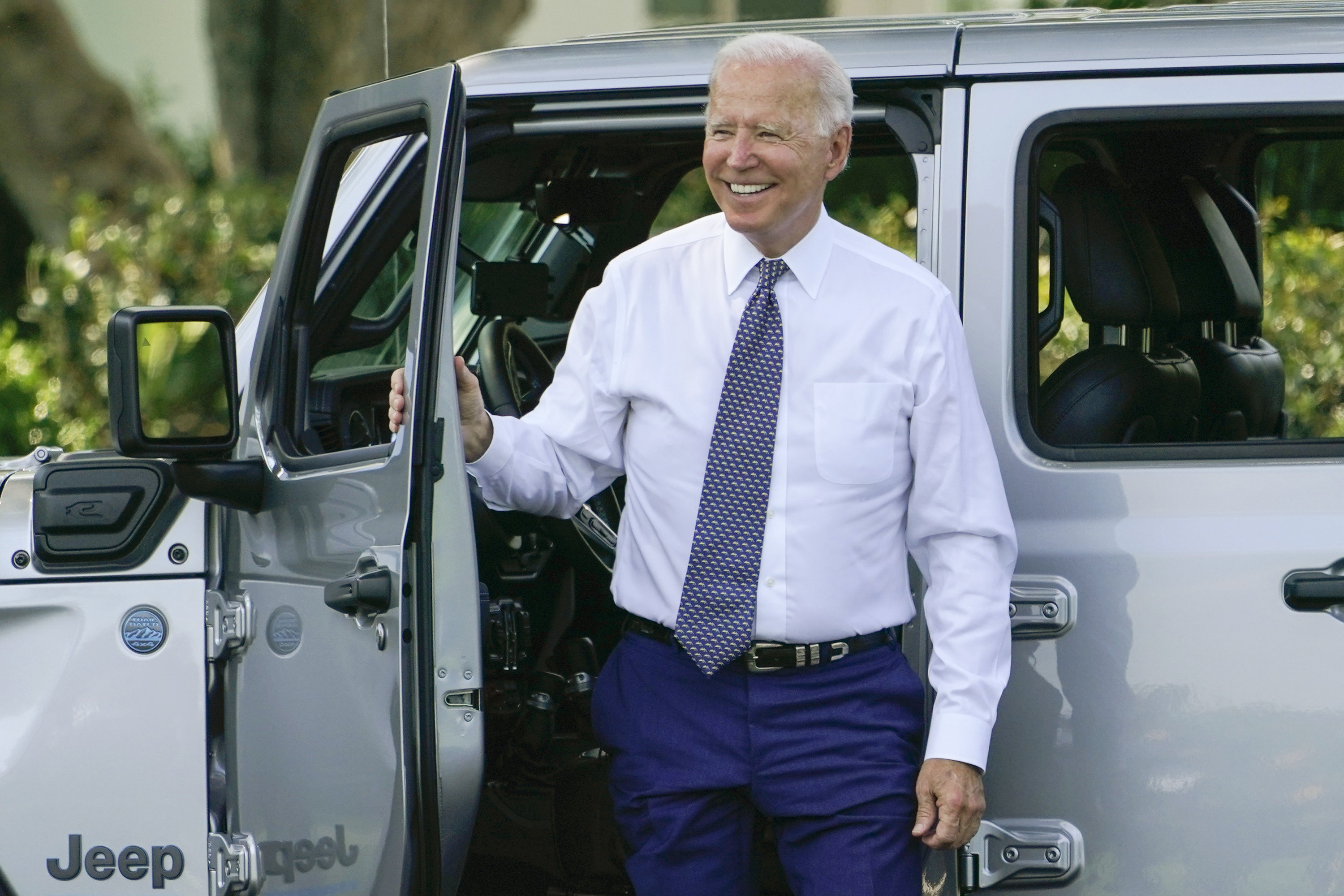 US-Präsident Biden steigt aus einem Jeep mit Plug-In-Hybridmotor aus | AP