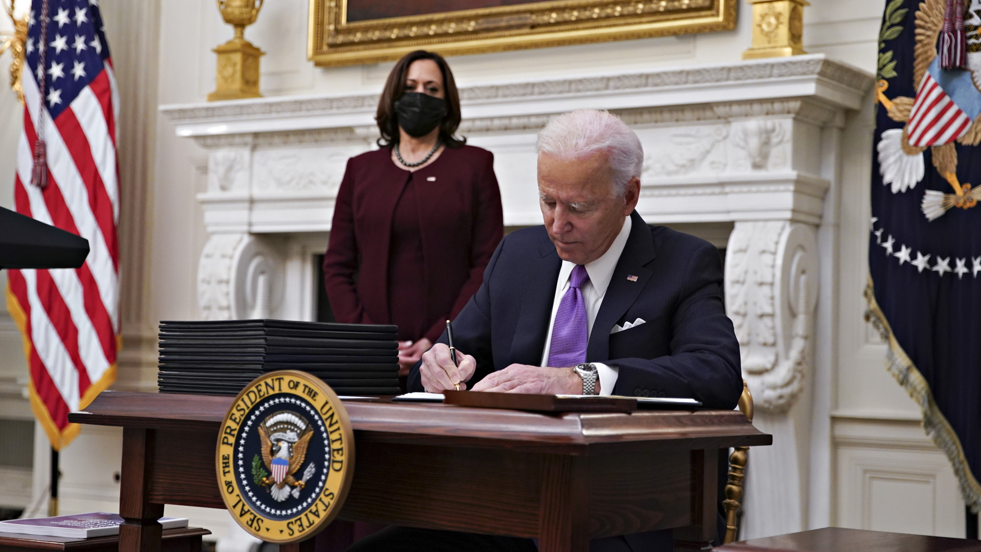 US-Präsident Joe Biden unterzeichnet Erlasse zur Corona-Pandemie. | Al Drago/POOL/EPA-EFE/Shuttersto