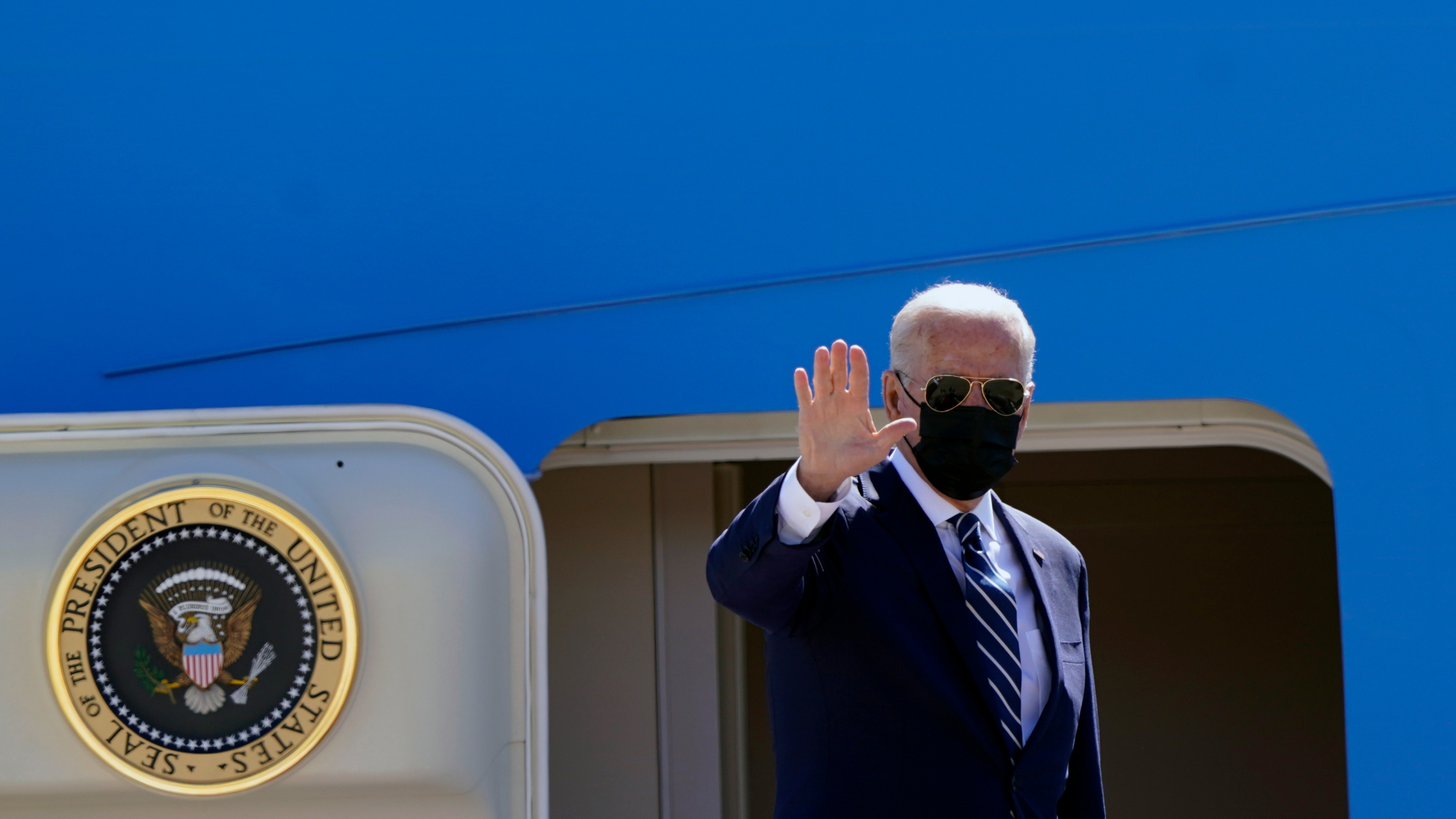 Joe Biden, Präsident der USA, winkt, bevor er auf der Andrews Air Force Base das Präsidentenflugzeug Air Force One besteigt (Archivbild).