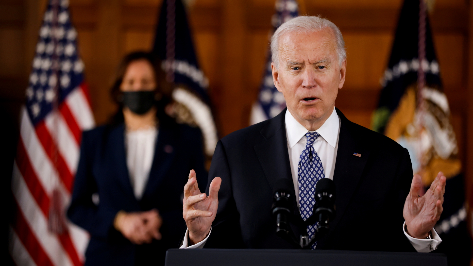 US-Vizepräsidentin Kamala Harrisspricht an der Emory University in Georgia während US-Präsident Joe Biden zuhört. | REUTERS