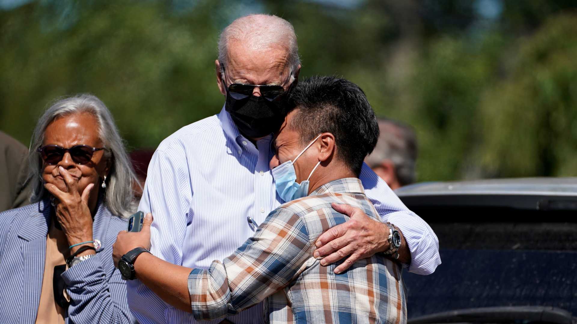 Joe Biden tröstet in New Jersey einen von "Ida" betroffenen Anwohner