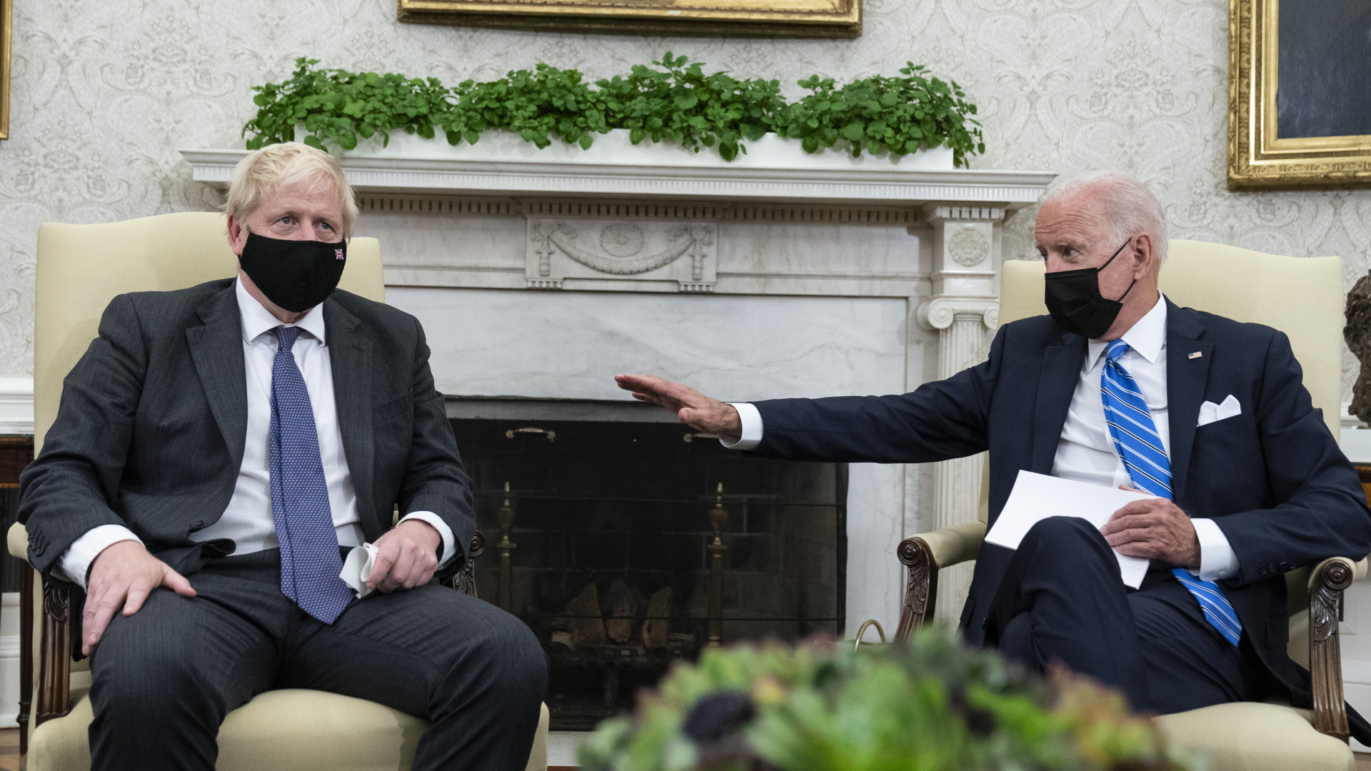 Der britische Premierminister Johnson (links) und US-Präsident Joe Biden | AP