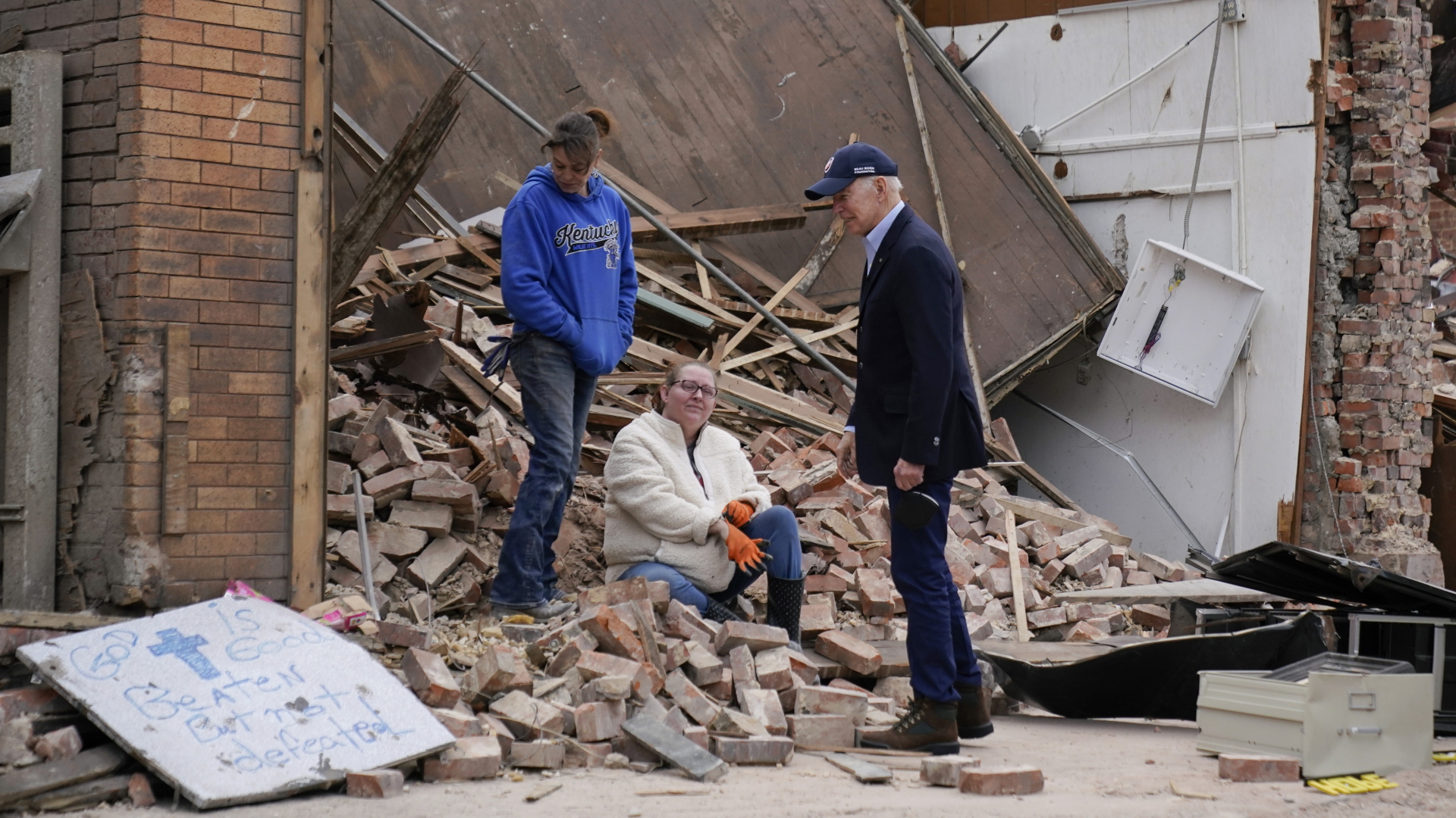 US-Präsident Joe Biden spricht mit zwei Frauen, die sich in den Trümmern eines Hauses in der US-Stadt Mayfield befinden. | dpa