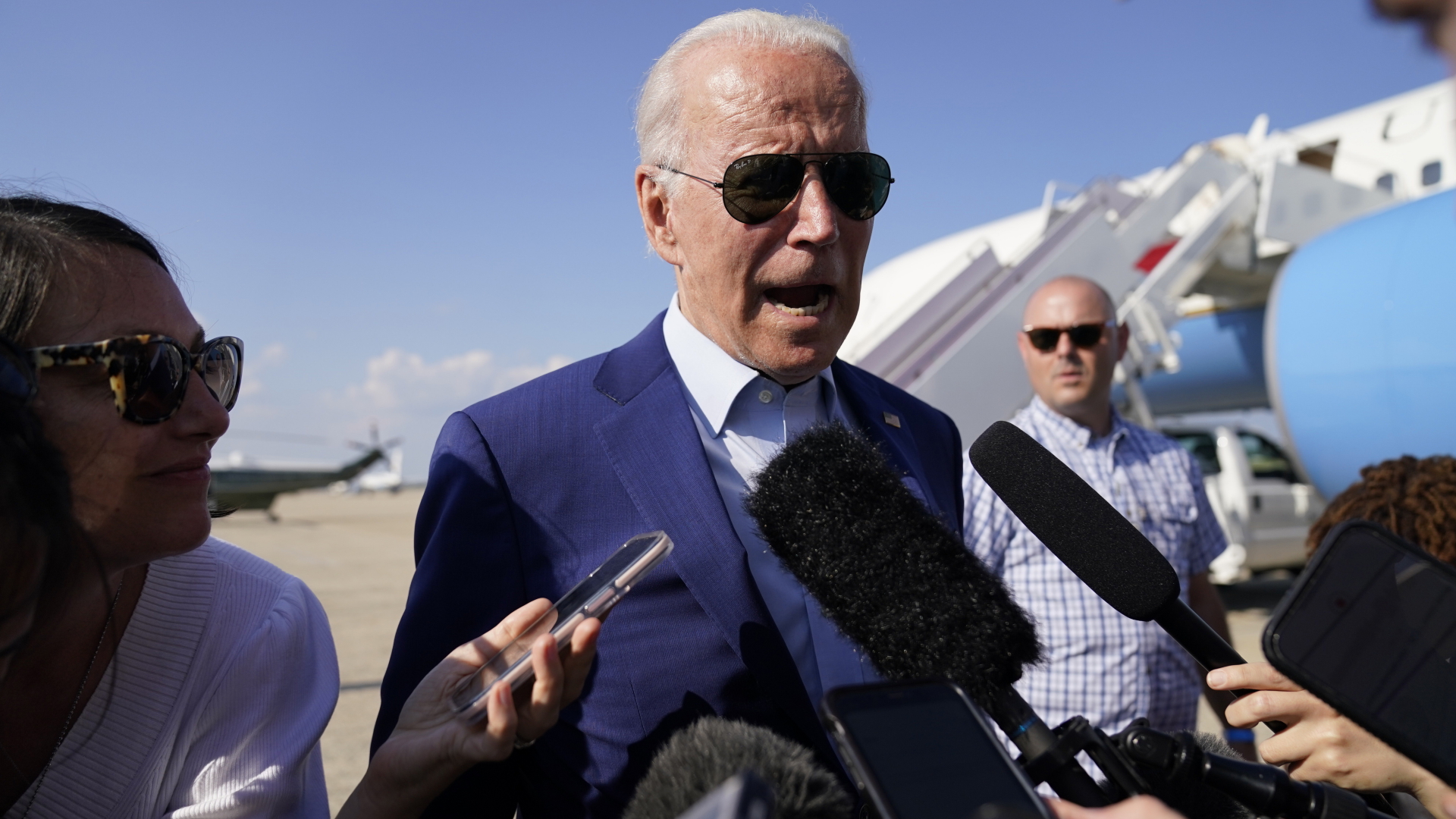  US-Präsident Joe Biden spricht auf der Andrews Air Force Base mit Medienvertretern | dpa