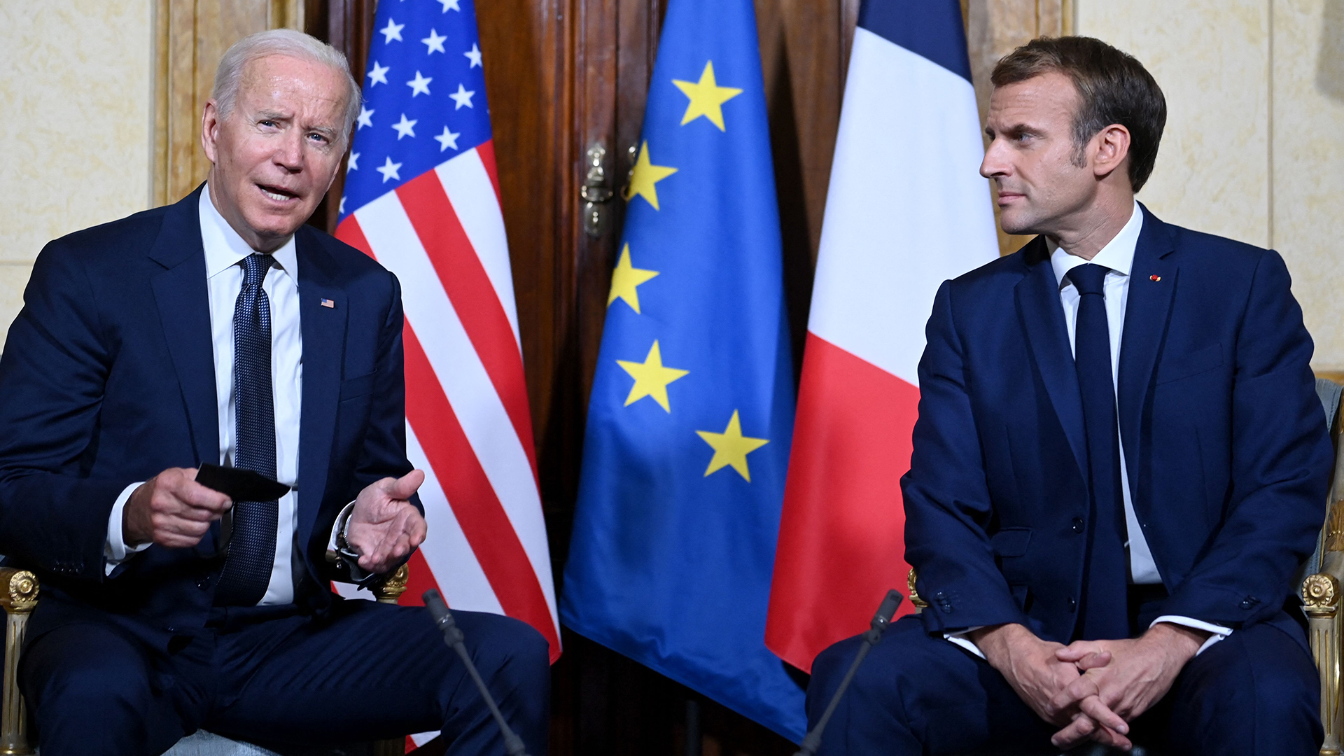 Der französische Präsident Emmanuel Macron und US-Präsident Joe Biden in der französischen Botschaft im Vatikan in Rom.  | AFP