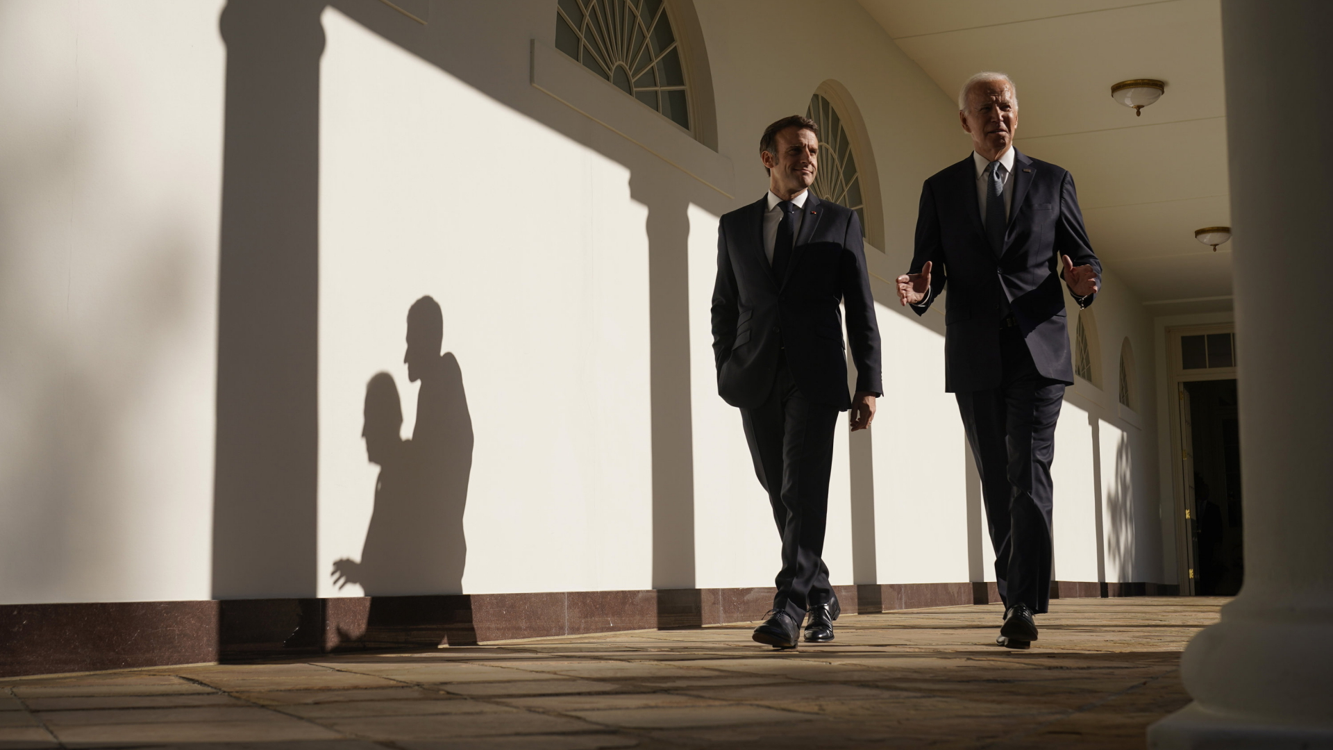 Joe Biden und Emmanuel Macron (v.l.) | AP