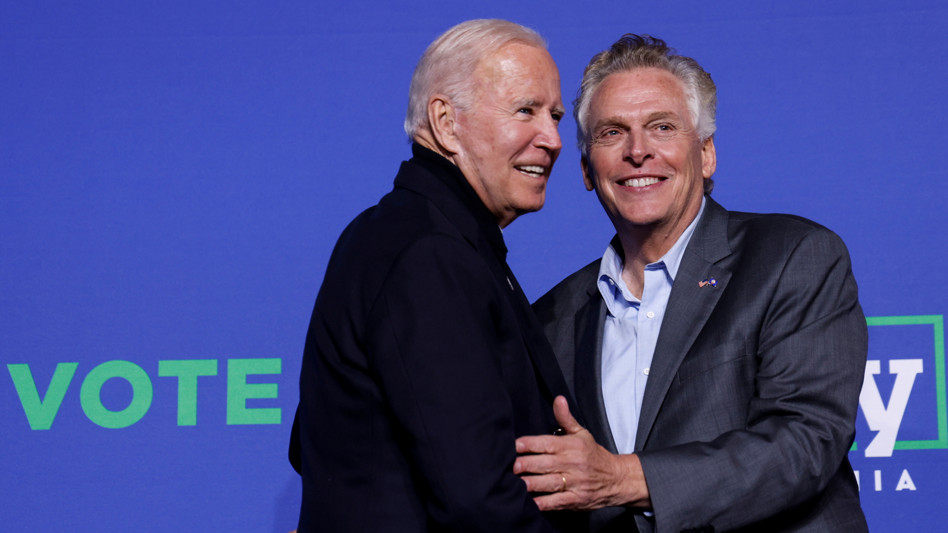 US-Präsident Joe Biden und der abgewählte Gouverneur von Virginia, Terry McAuliffe, auf einer gemeinsamen Wahlkampfveranstaltung. | REUTERS