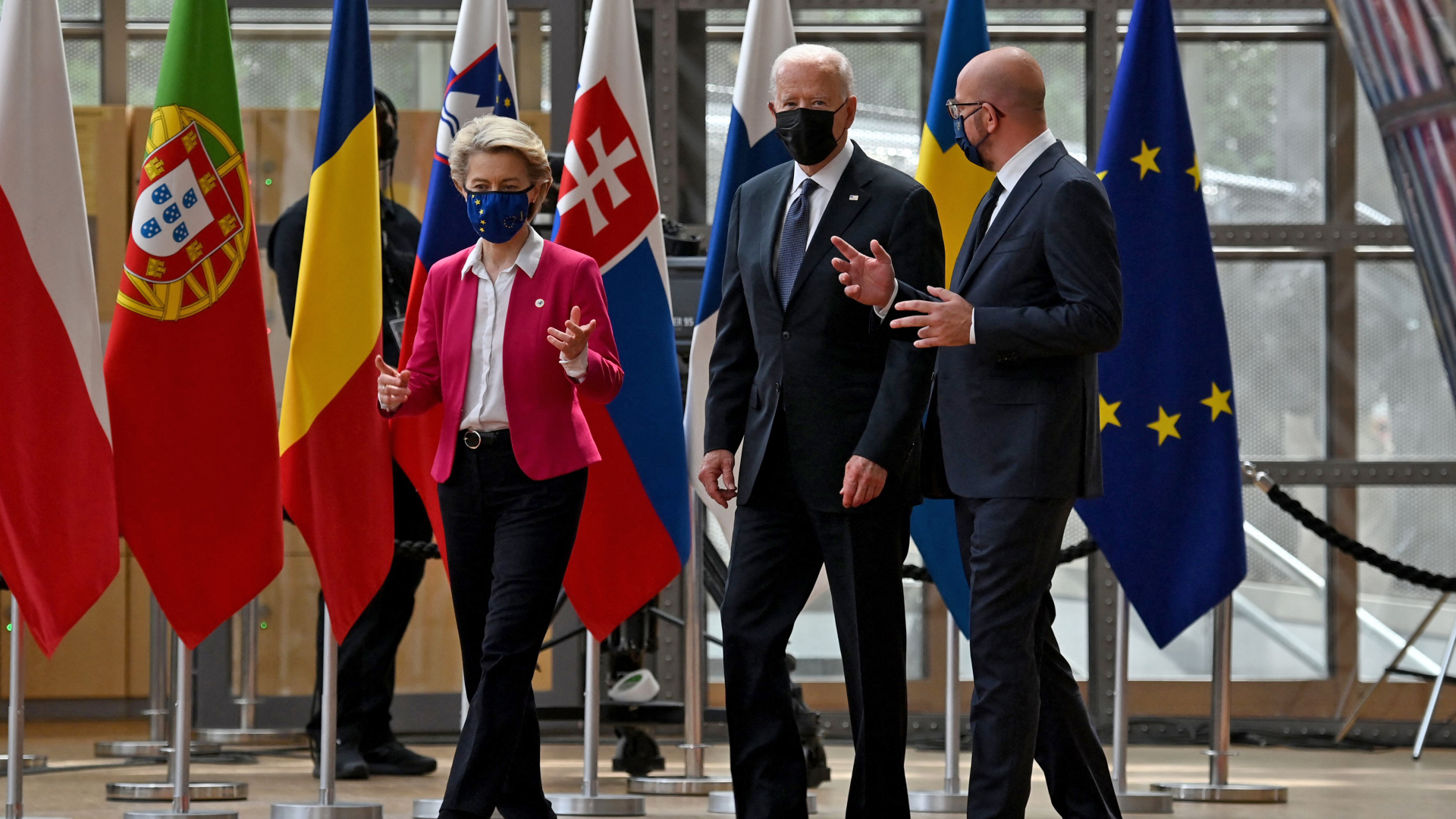 EU-Kommissionschefin Ursula von der Leyen und Charles Michel, Präsident des Europäischen Rats, reden gestikulierend mit US-Präsident Joe Biden. | AFP