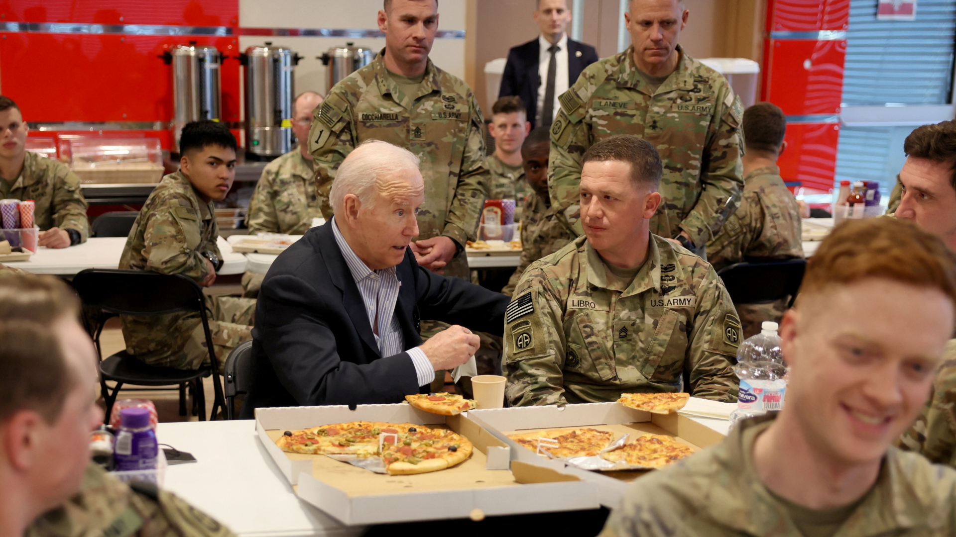 US-Präsident Joe Biden mit US-Soldaten in einer Kantine | REUTERS