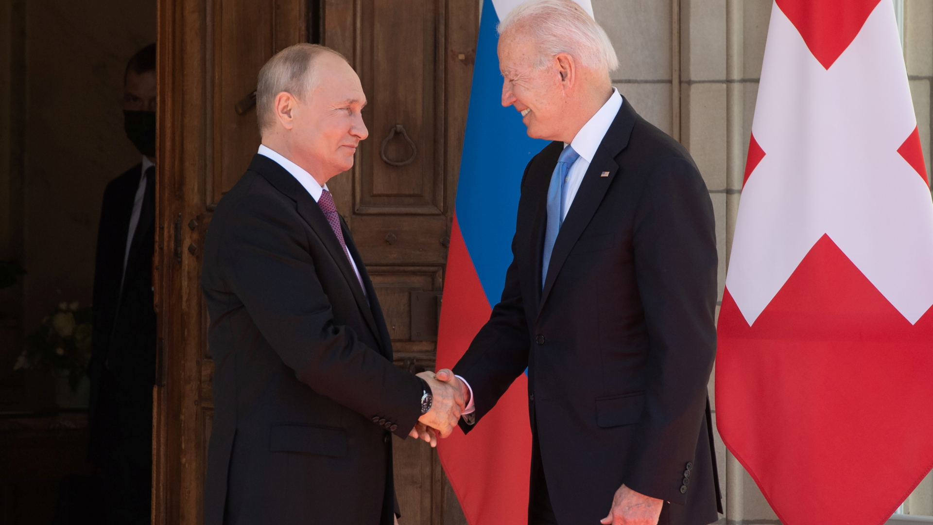 Wladimir Putin und Joe Biden (rechts) begrüßen sich bei ihrem Treffen in Genf im Juni 2021 per Handschlag.