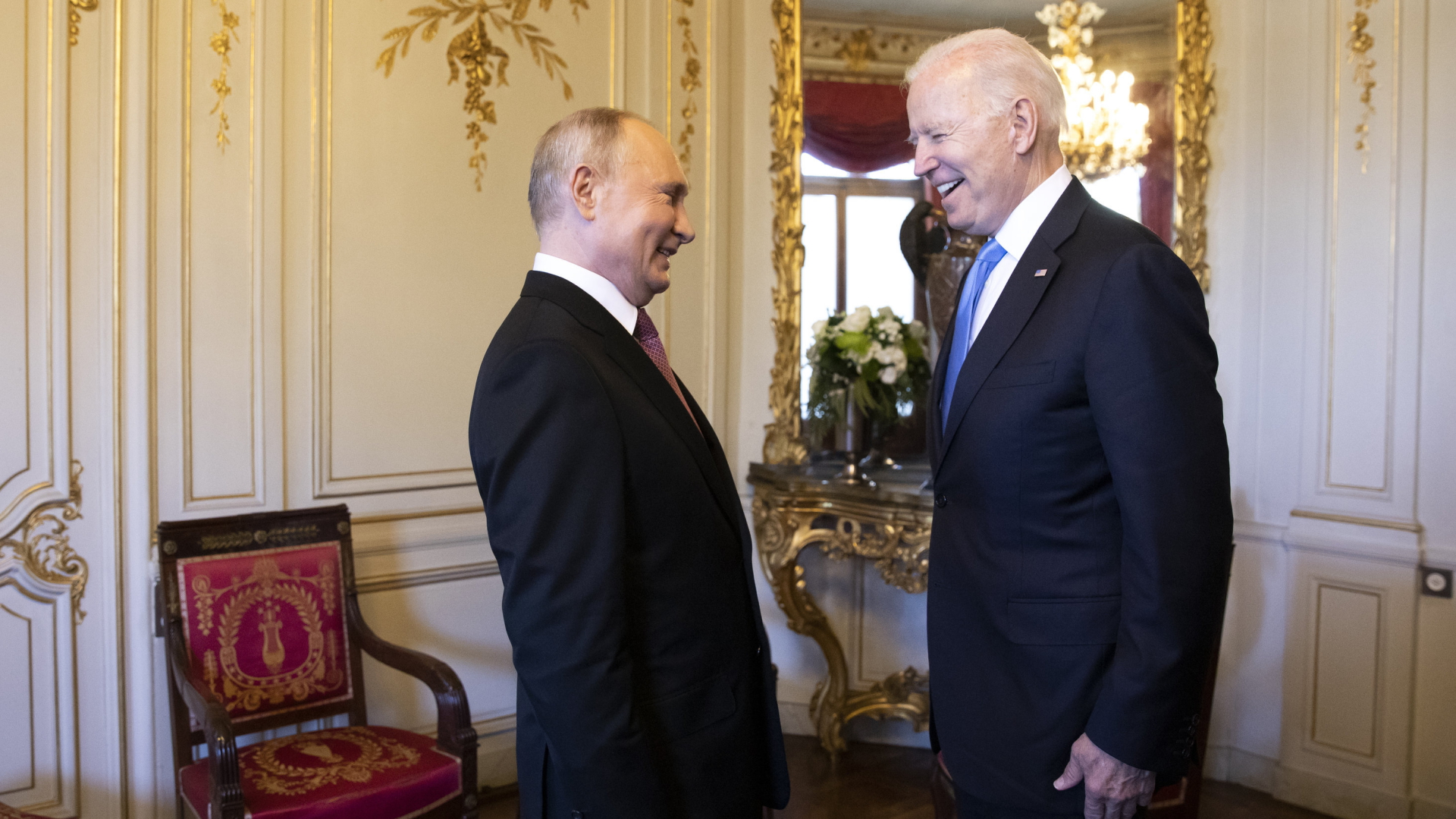Biden und Putin scherzen zu Beginn eines Gesprächs bei ihrem Treffen in Genf