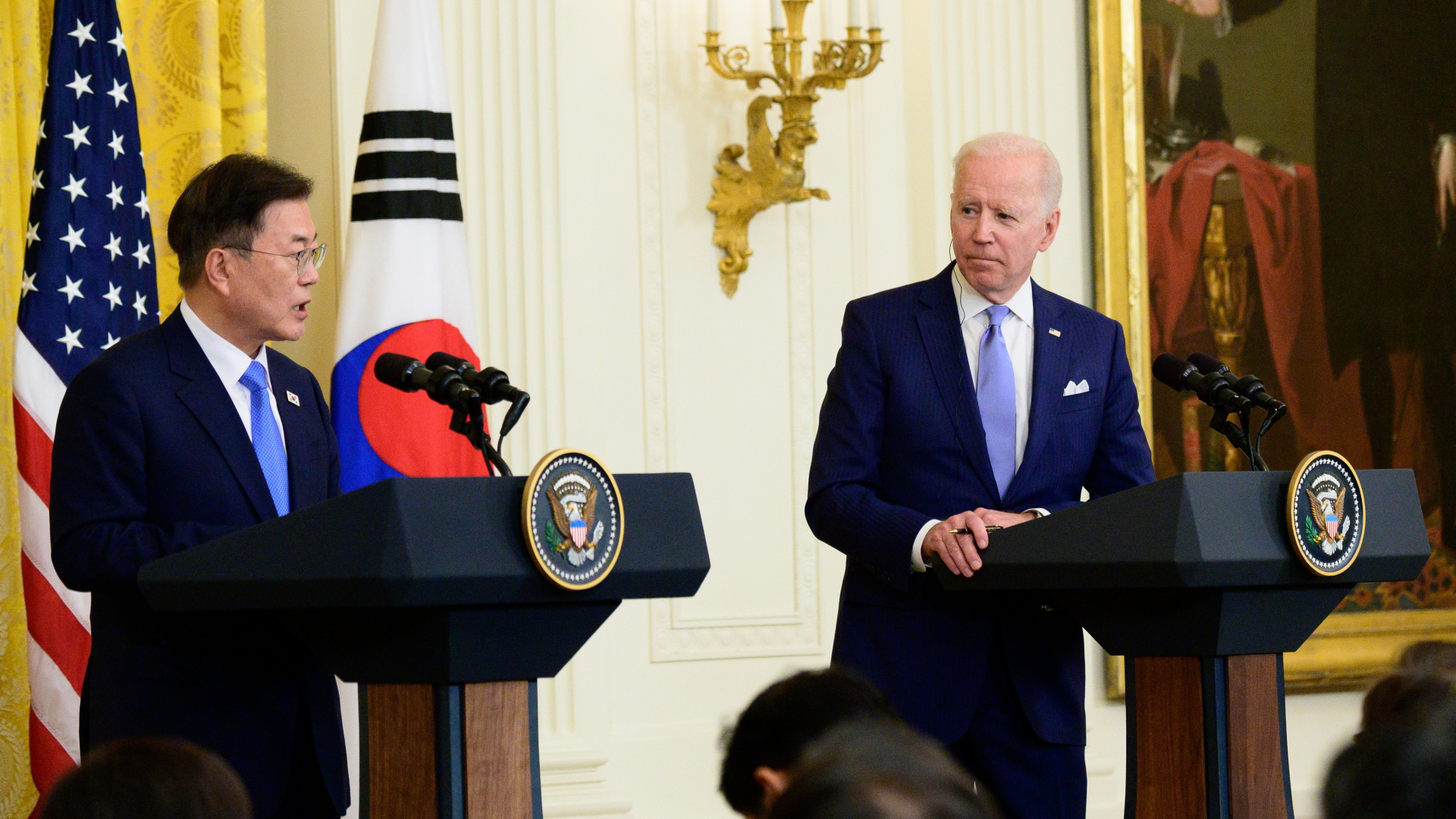 US-Präsident Biden und sein südkoreanischer Amtskollege Moon Jae-in (v.r.) bei einer gemeinsamen Pressekonferenz im Weißen Haus. | EPA
