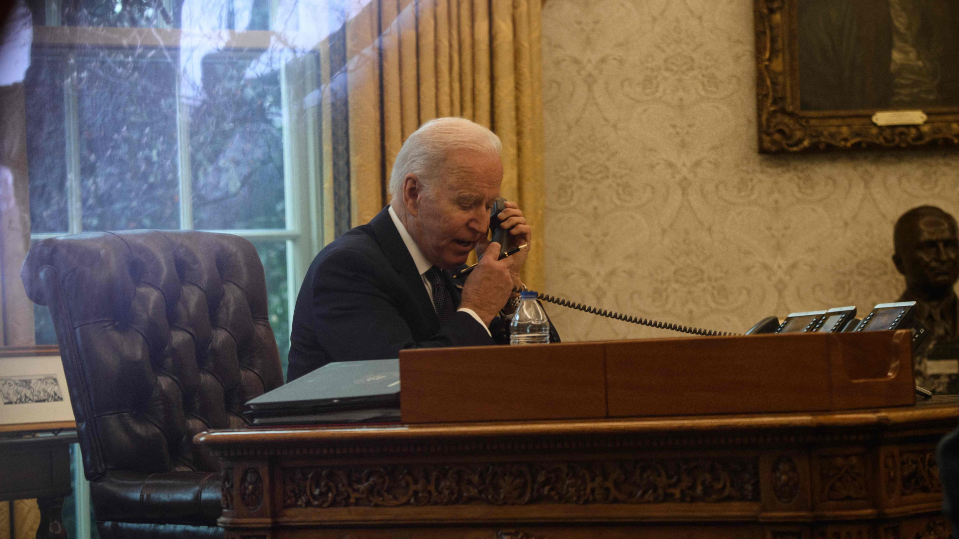 US-Präsident Biden bei einem Telefonat im Oval Office (Archivbild).