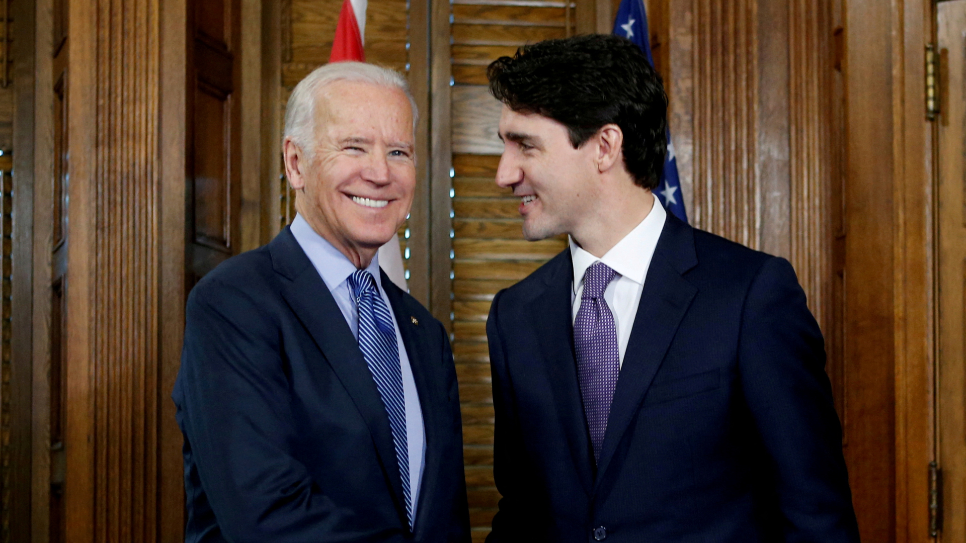 US-Präsident Joe Biden und der kanadische Premierminister Justin Trudeau beim Handshake in Ottawa. | REUTERS