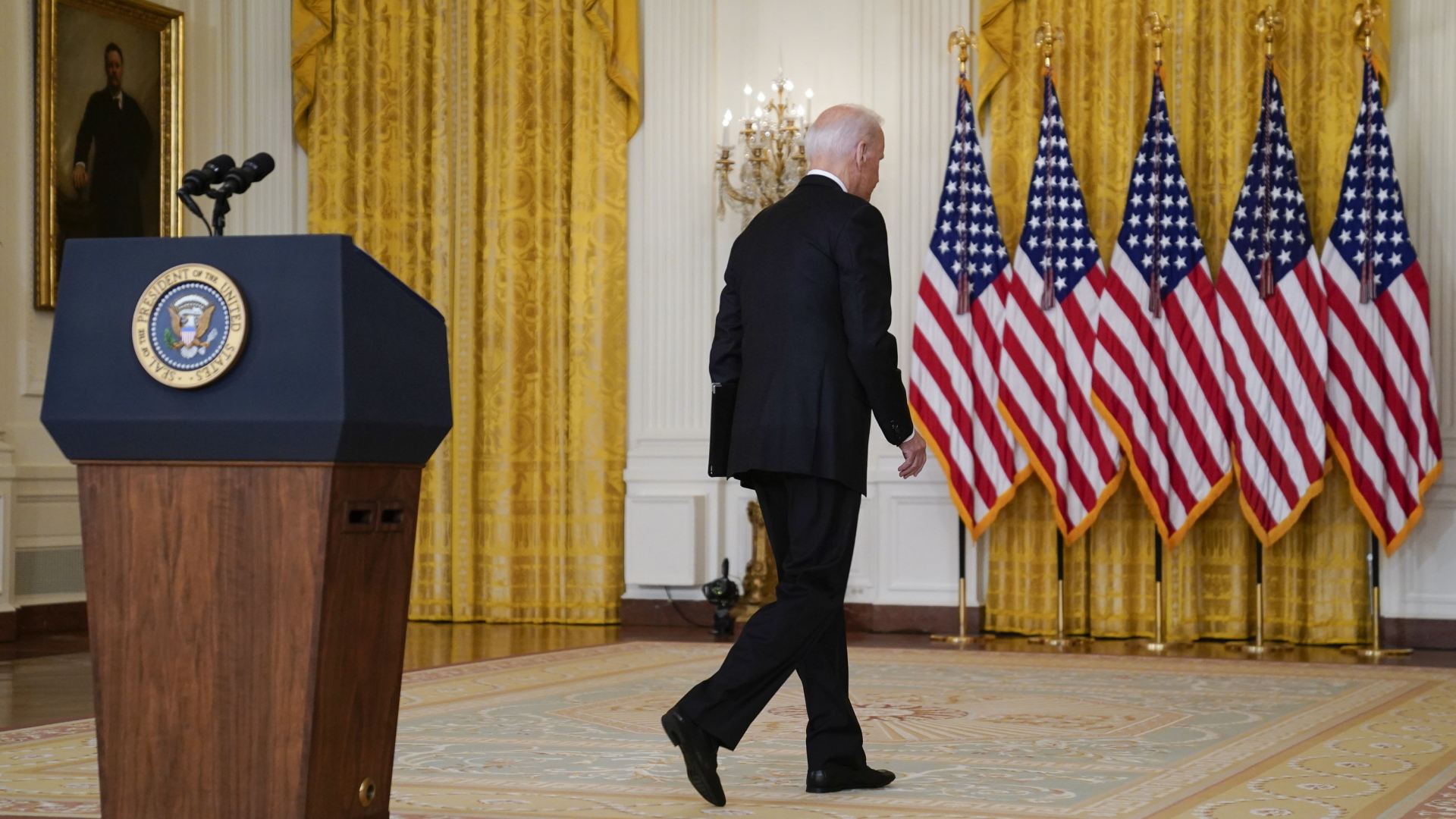 US-Präsident Biden verlässt nach einer Rede zur Lage in Afghanistan das Podium im Weißen Haus. | AP