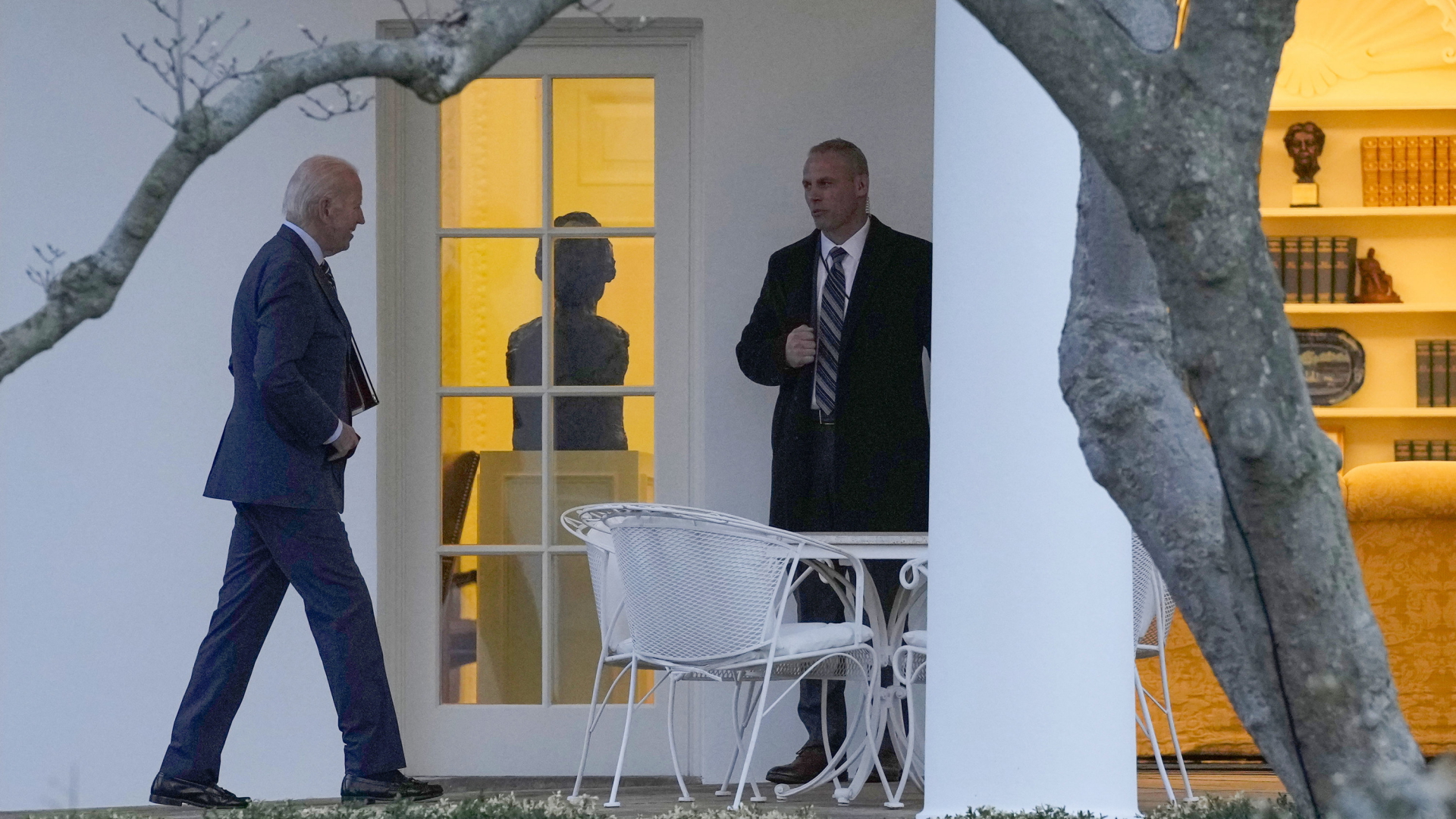 Joe Biden vor dem Oval Office im Weißen Haus in Washington. | AP