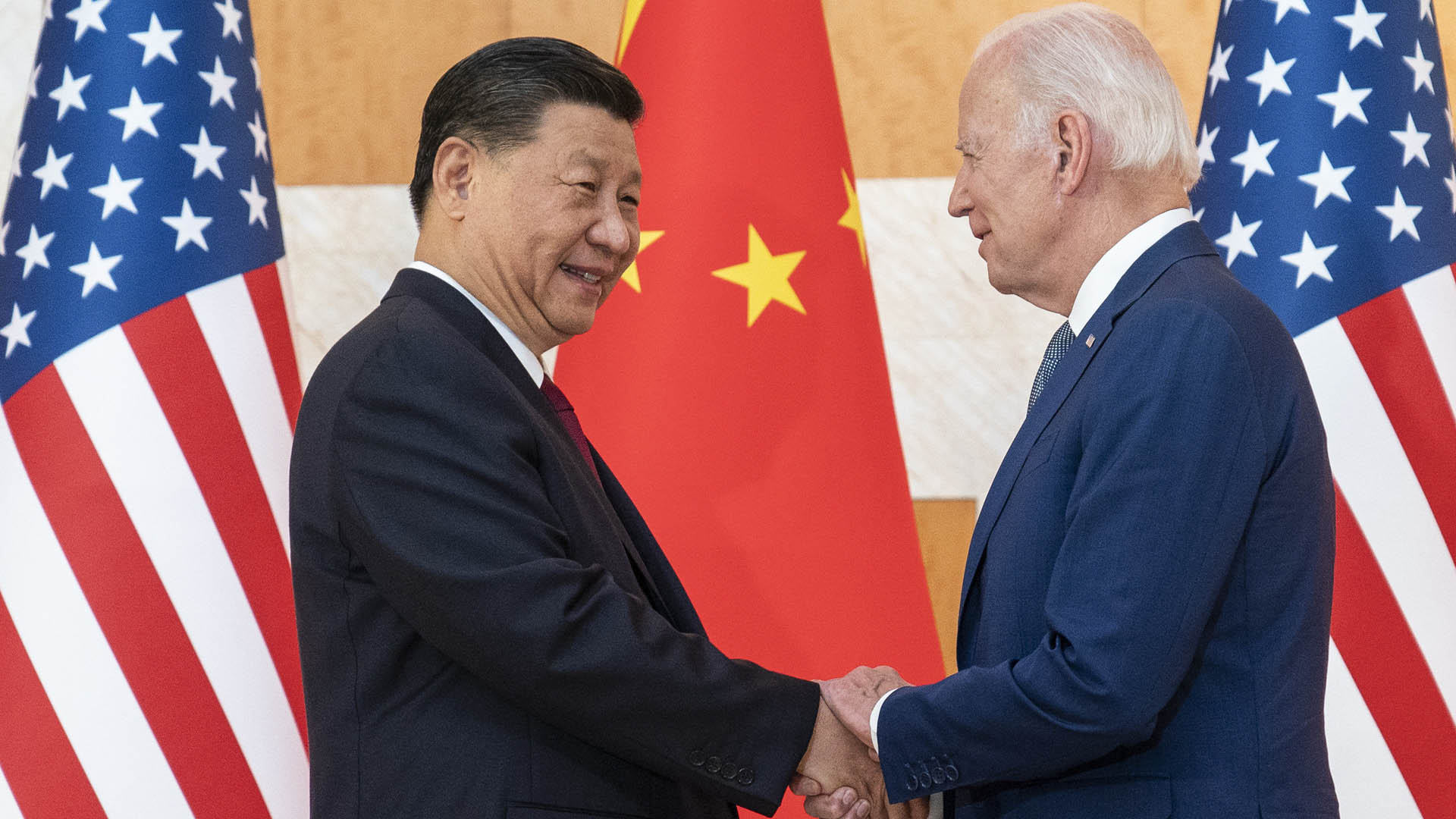 Chinas Staats- und Parteichef Xi Jinping und US-Präsident Joe Biden schütteln sich die Hand bei einem Treffen auf Bali | AP