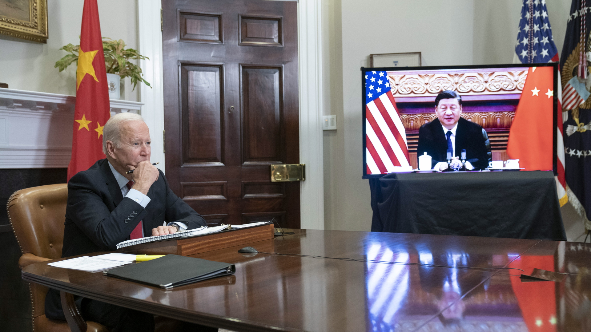 US-Präsident Biden im Weißen Haus bei einem virtuellen Gipfel mit dem chinesischen Präsidenten Xi. | EPA