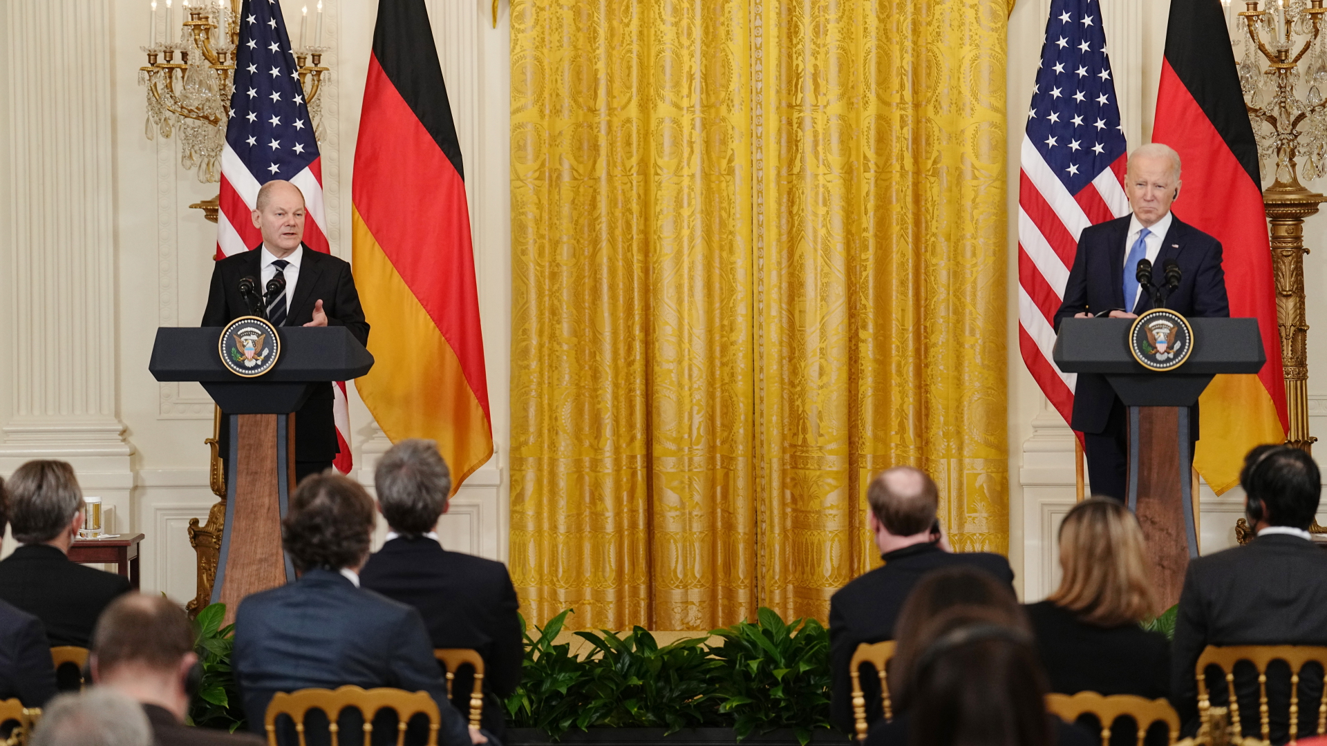 Bundeskanzler Olaf Scholz (SPD, l) und US-Präsident Joe Biden geben eine Pressekonferenz im Weißen Haus. | dpa