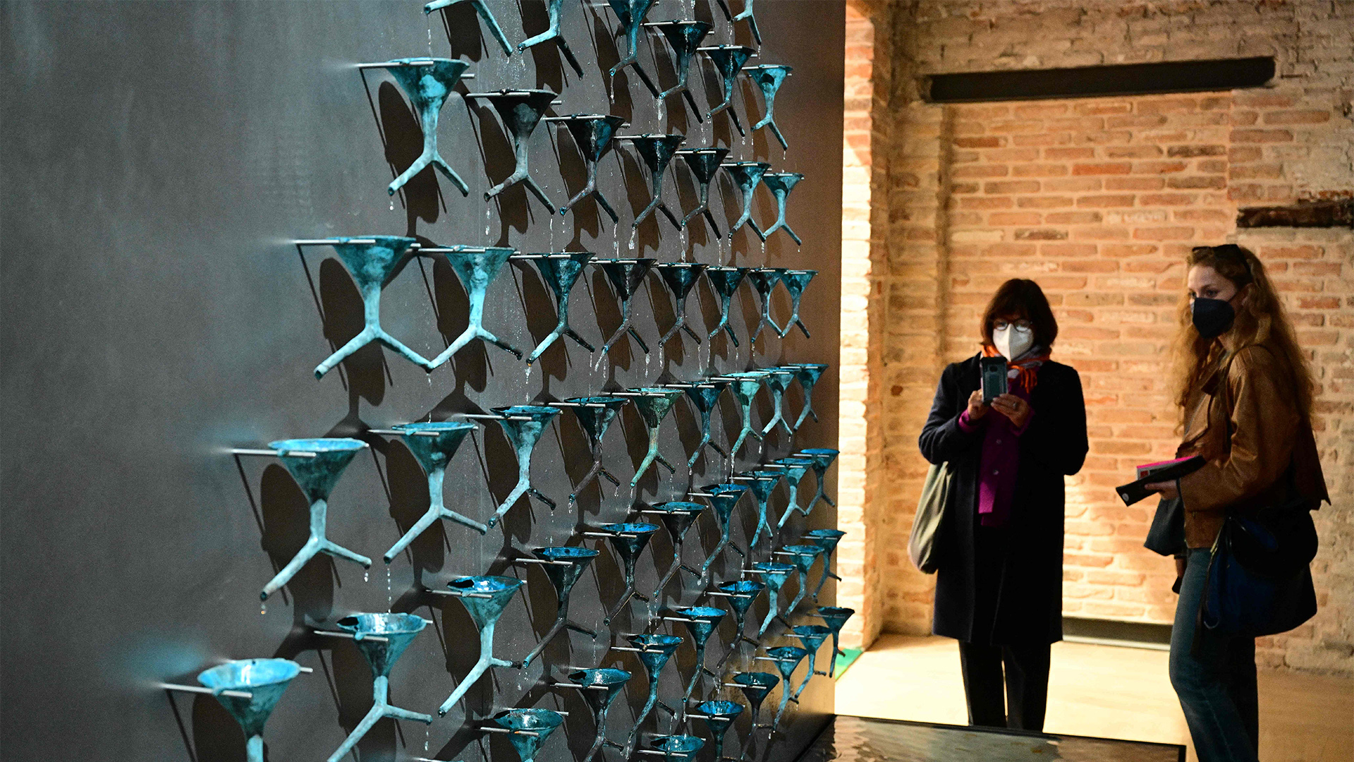 Besucher am „Brunnen der Erschöpfung“ des Künstlers Pavlo Makov im Pavillon der Ukraine auf der 59. Kunstbiennale in Venedig | AFP