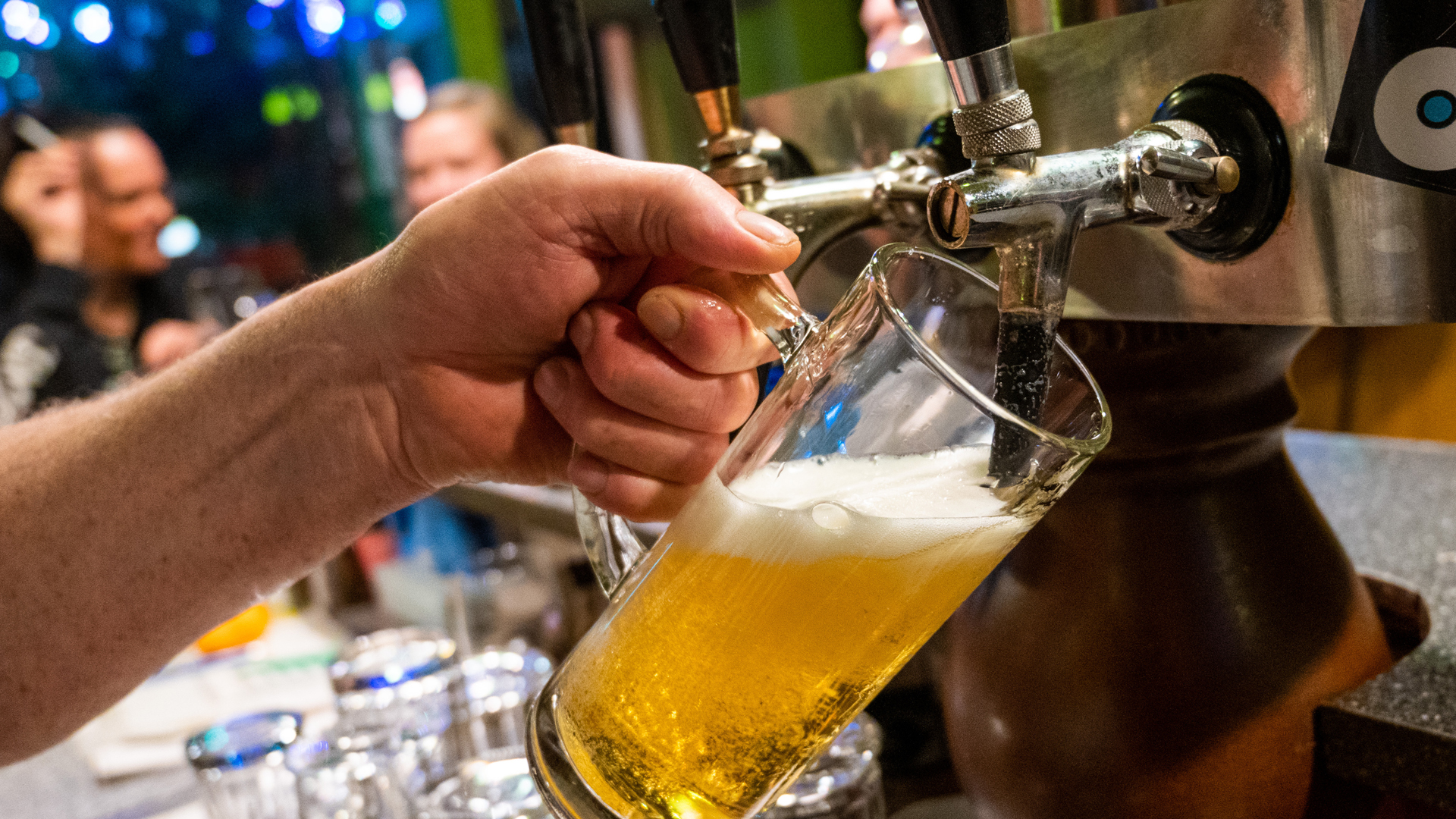 In einer Gaststätte wird ein Bier gezapft. | picture alliance/dpa