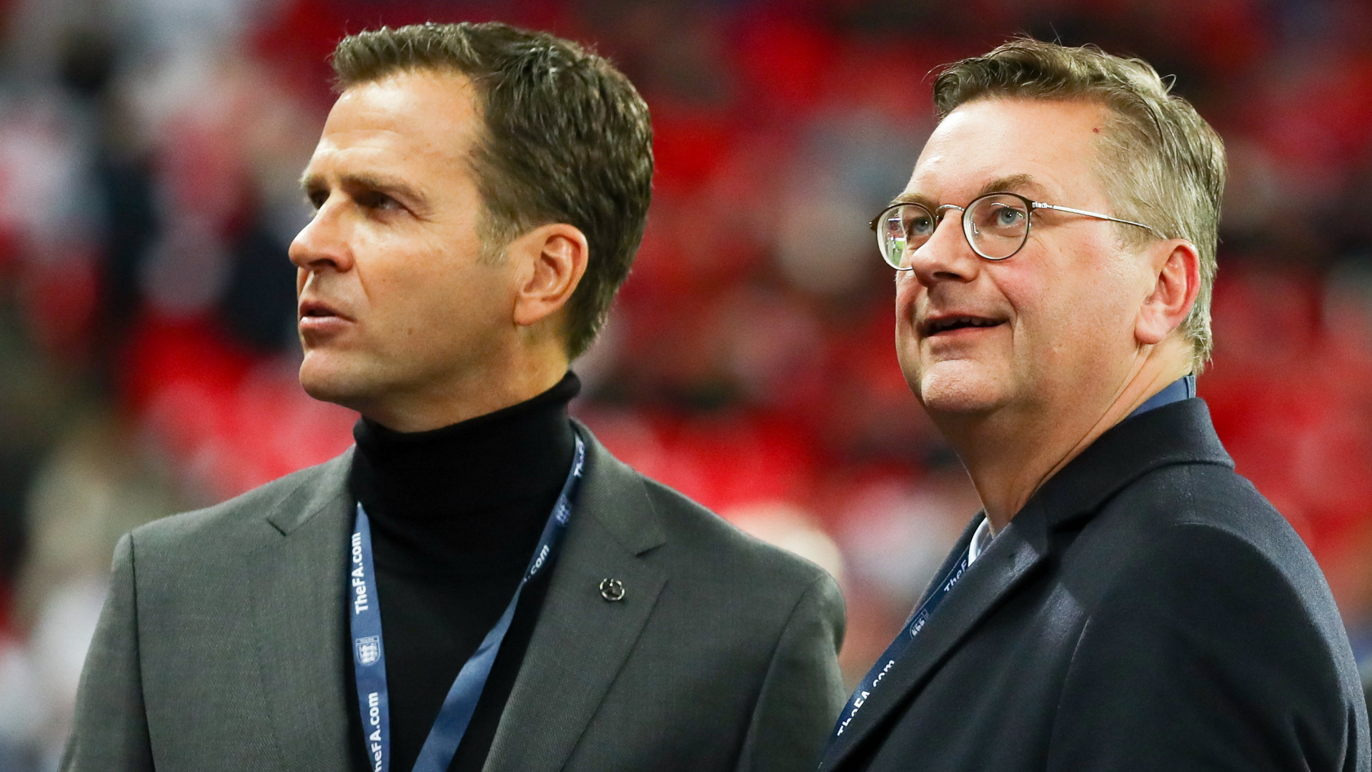 DFB-Präsident Reinhard Grindel (r) und Teammanager Oliver Bierhoff im Wembley-Stadion. (Archiv, 2017) | dpa