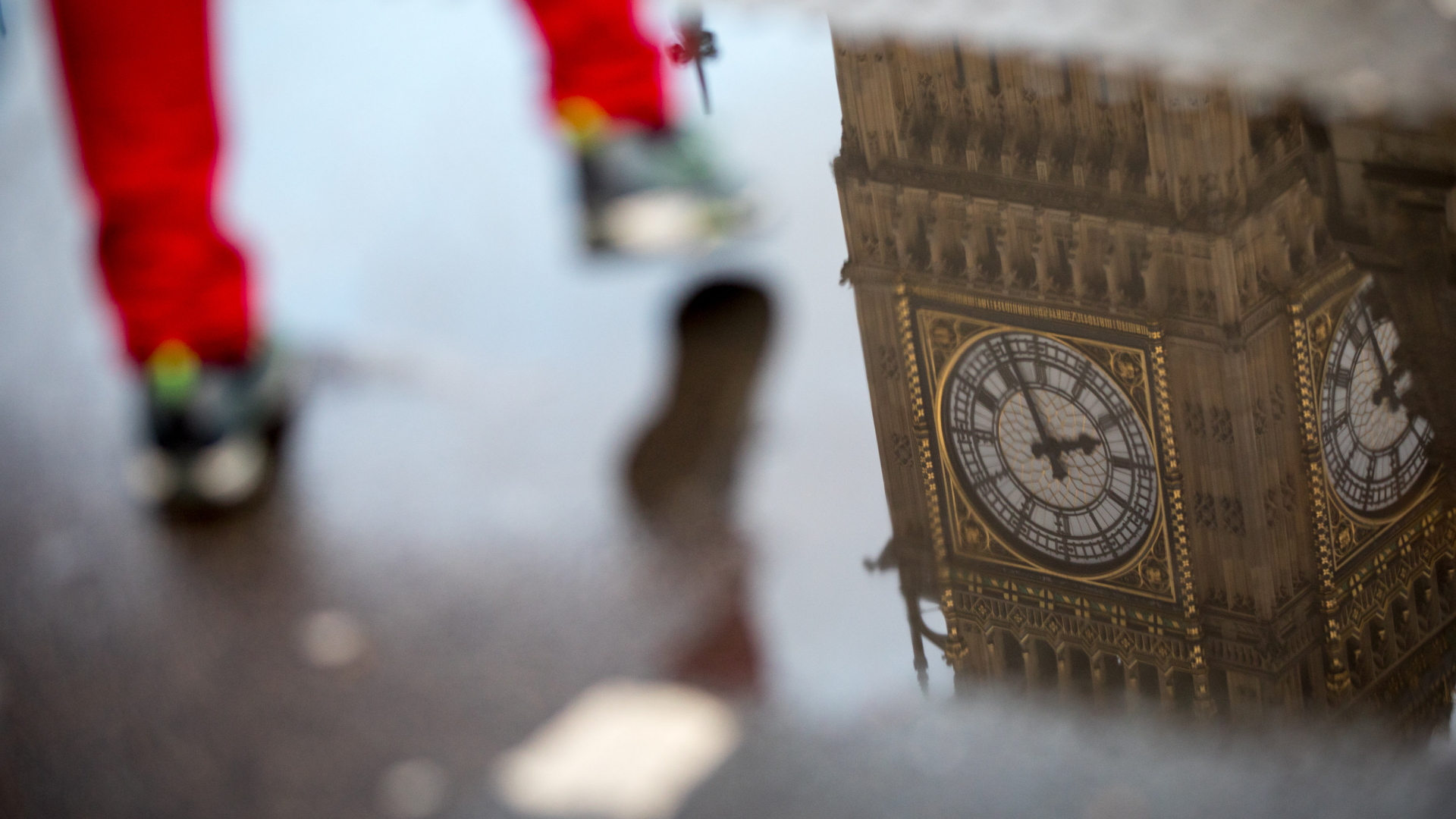 Westminster Palace spiegelt sich in einer Pfütze