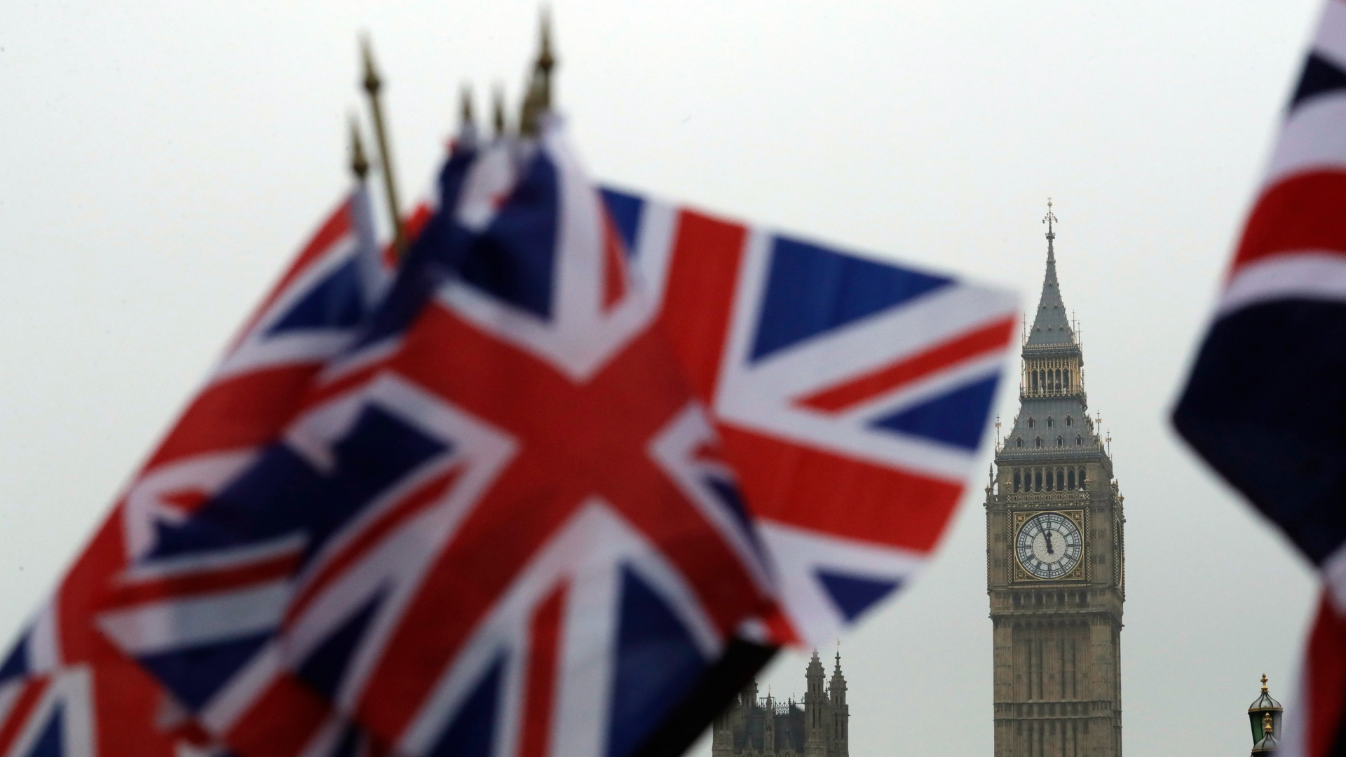 Britische Flaggen wehen in der Nähe des berühmten Uhrturms Big Ben. Der Uhrturm ist Teil des Palace of Westminster, in dem das britische Parlament tagt. | dpa