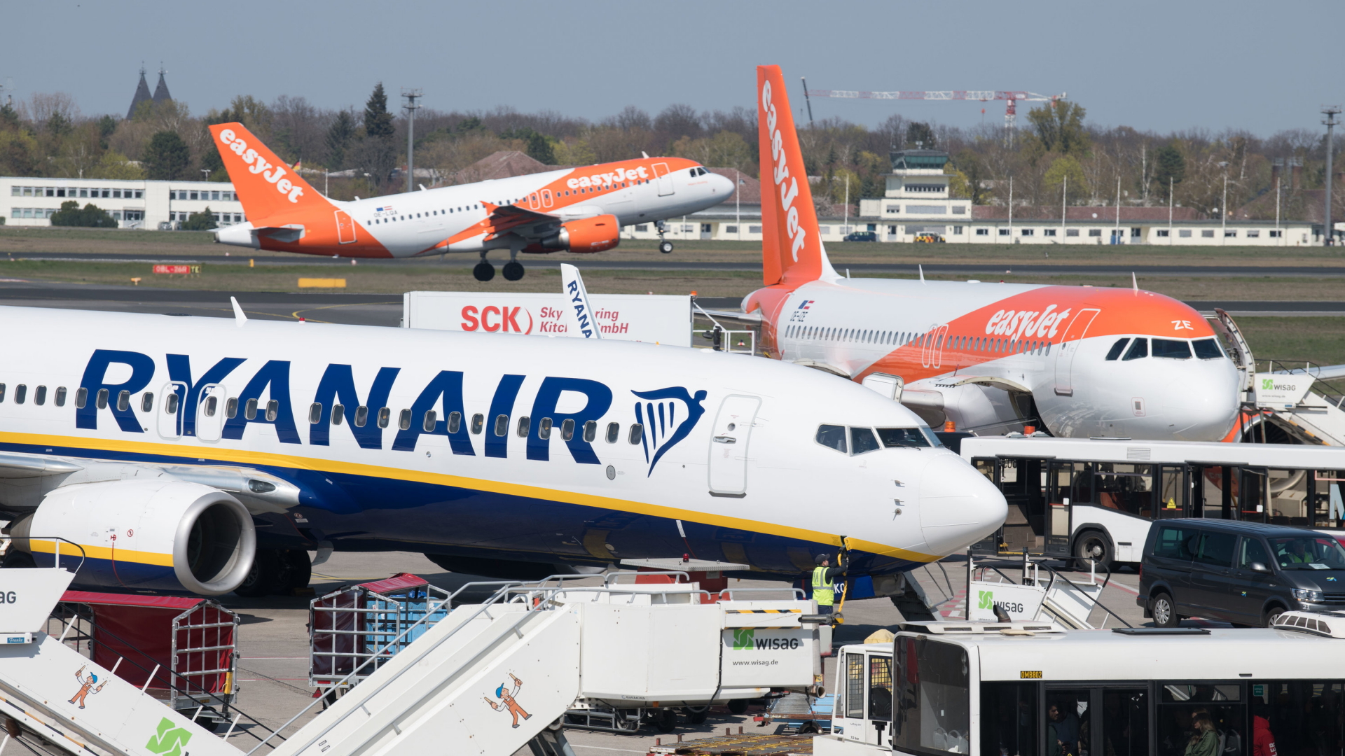Flugzeugen von Ryanair und Easyjet auf dem Flughafen Berlin-Tegel | dpa