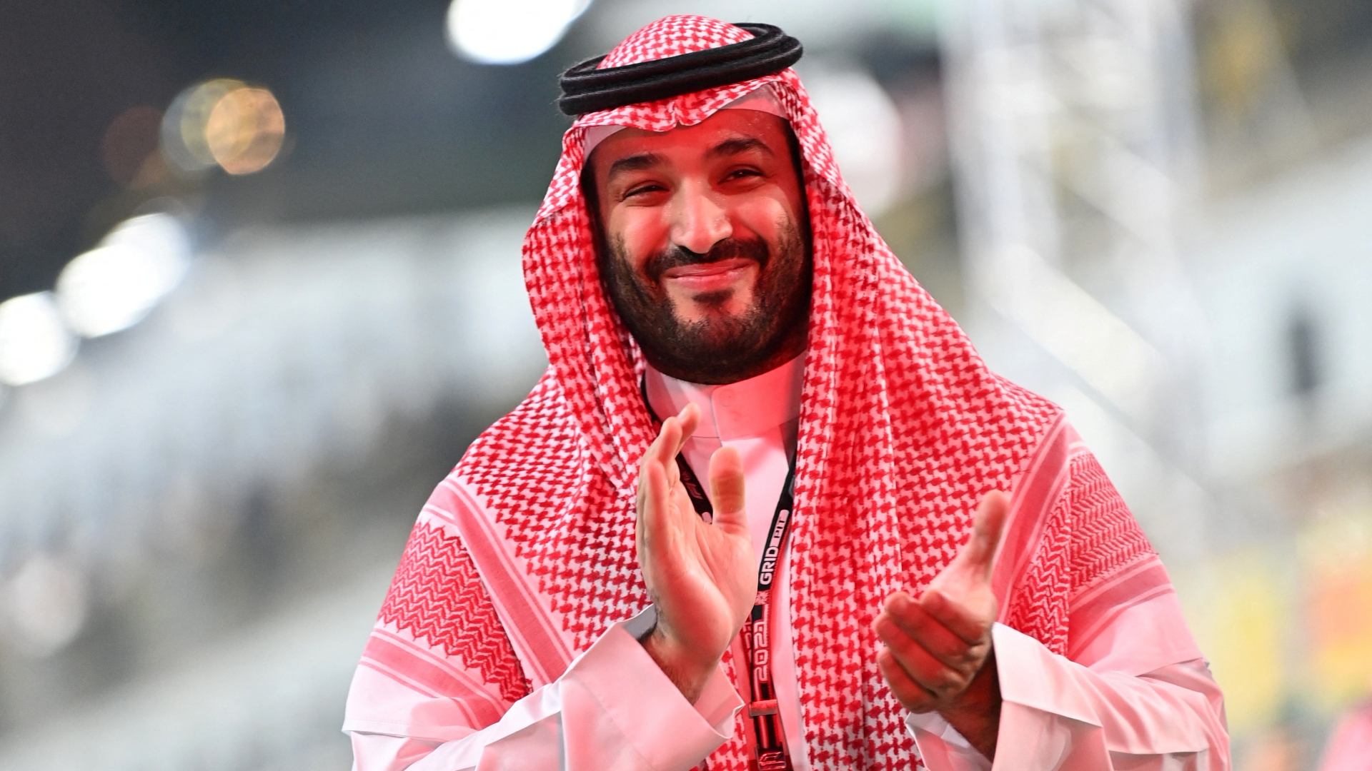 Mohammed bin Salman applaudiert am Rande des Formel-1-Rennens in Jeddah (Saudi-Arabien) im Dezember 2021 | Pool via REUTERS