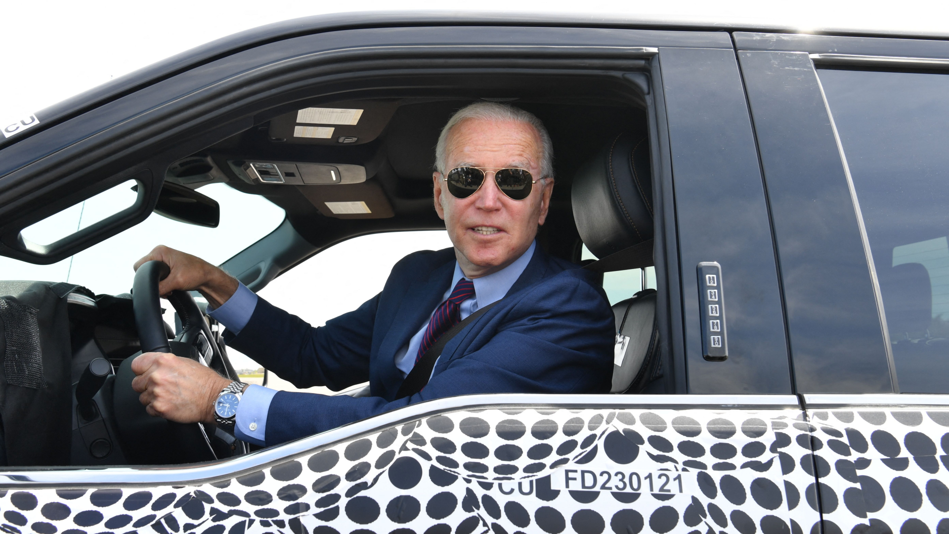US-Präsident Joe Biden sitzt am Steuer der Elektro-Version des Ford F 150 | AFP