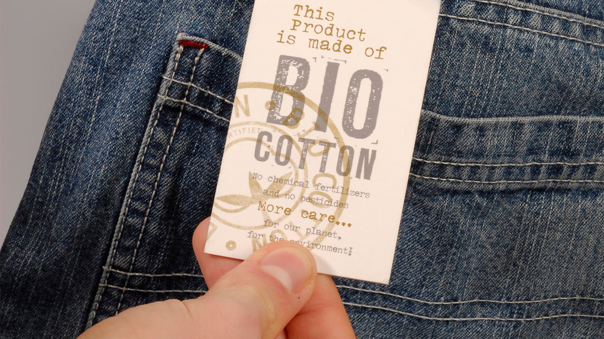 Bio Baumwolle Label an einer Jeans  | picture alliance / imageBROKER