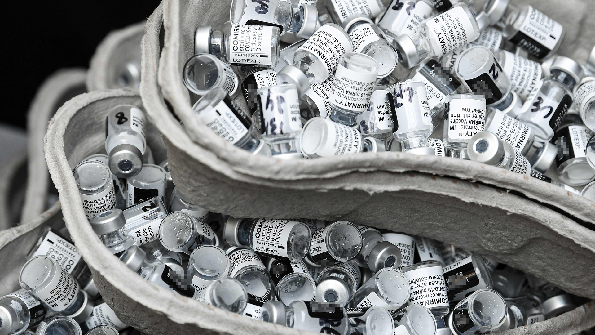 Leere Gefäße, die mit dem Impfstoff von BioNTech/Pfizer gefüllt waren | AFP
