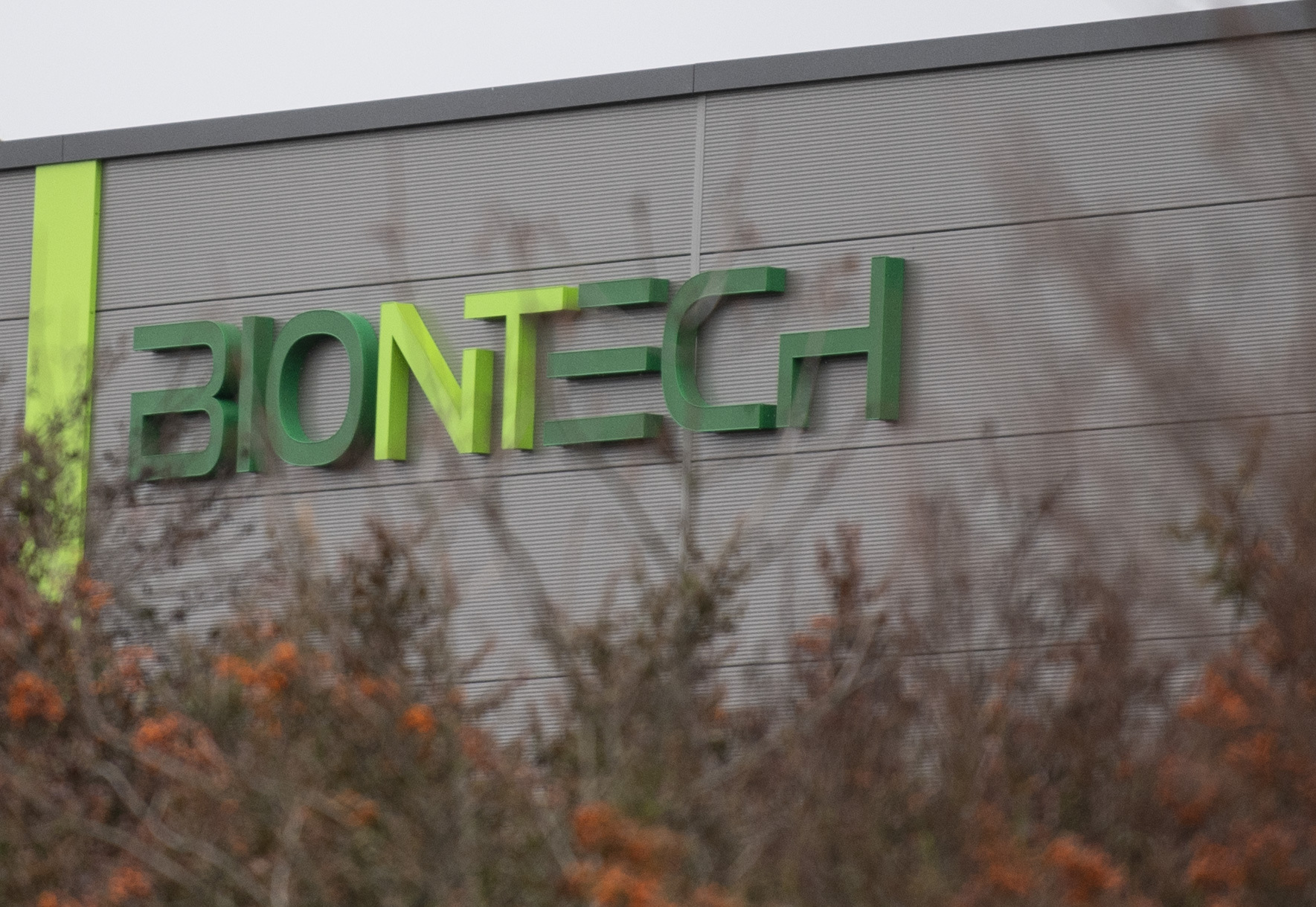 Logo des Unternehmens BioNTech an einem Gebäude | picture alliance/dpa