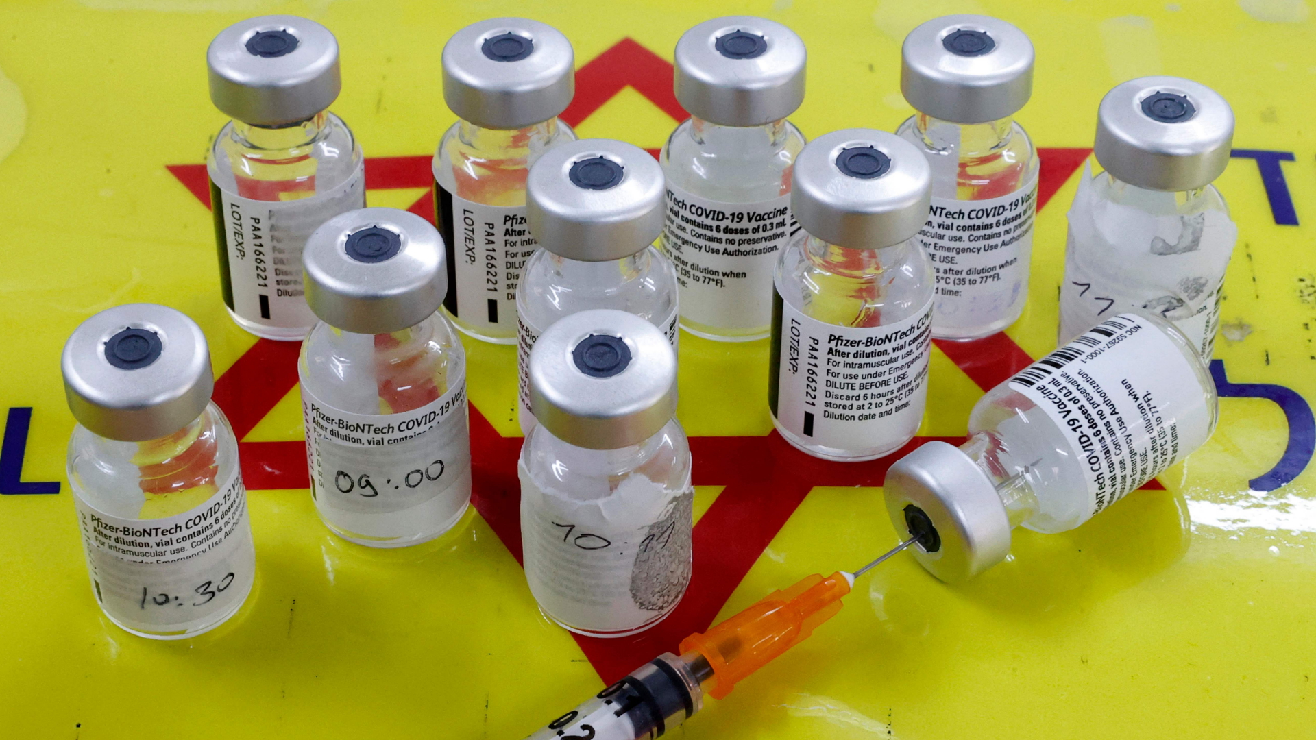 Fläschchen mit dem BioNTech/Pfizer-Impfstoff in einem mobilen Impfzentrum in Tel Aviv. | AFP