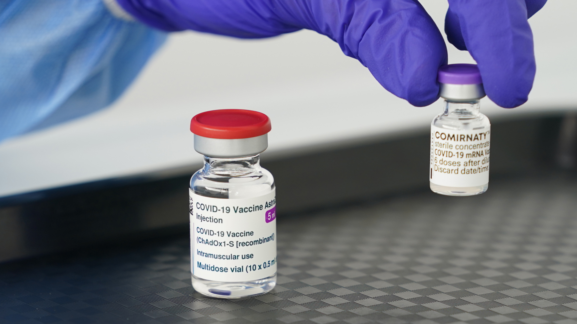 Zwei Fläschchen mit Impfstoff von AstraZeneca und BioNTech/Pfizer | dpa
