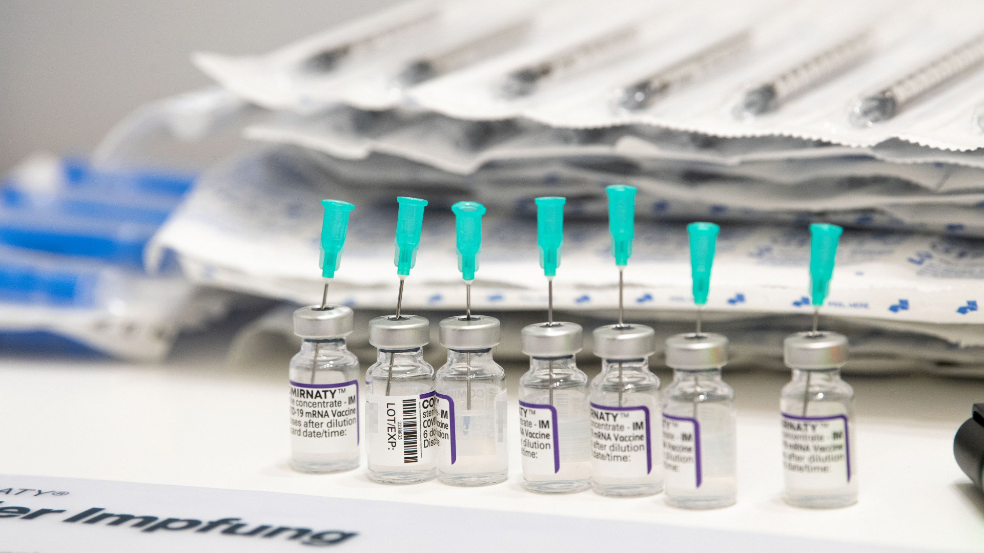 Impfampullen mit Biotech Impfstoff steht für die Vorbereitung zum Impfung bereit.