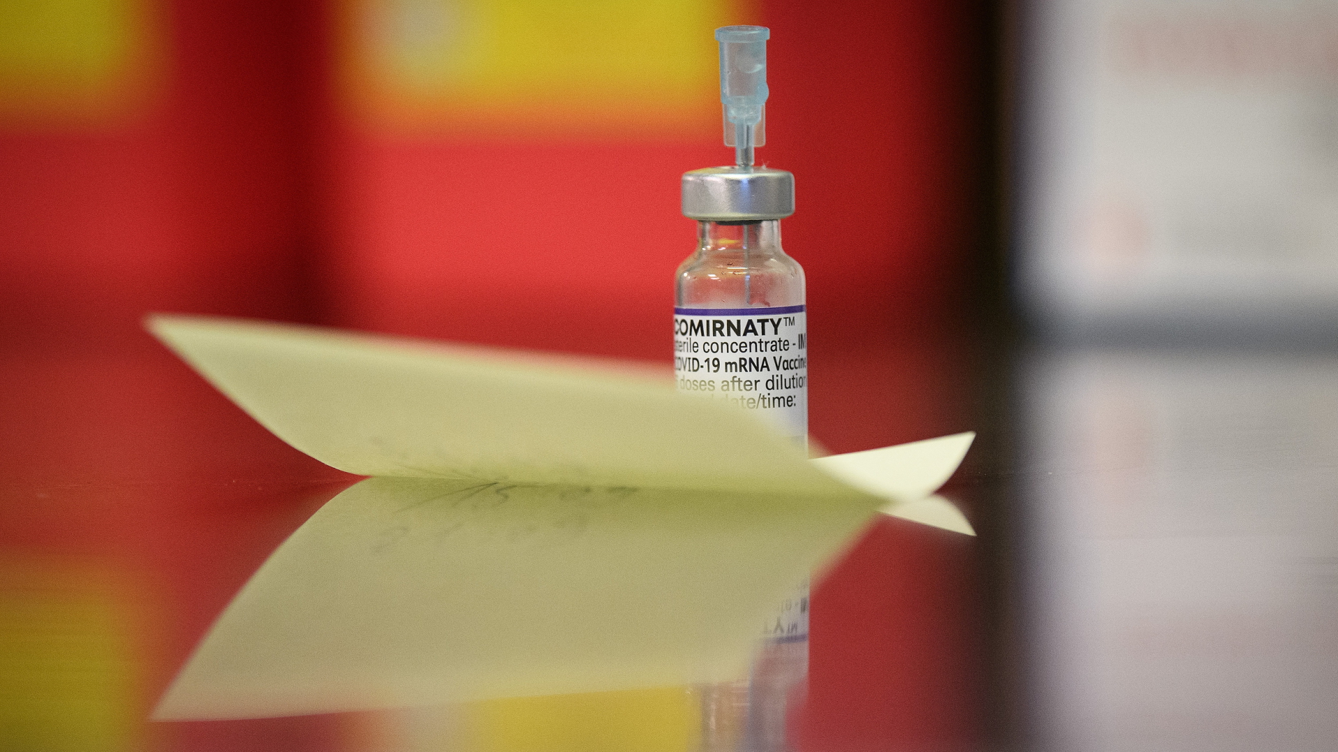 Eine Ampulle mit dem BioNTech-Impfstoff steht in einem Imfpzentrum in München (Archivbild). | EPA