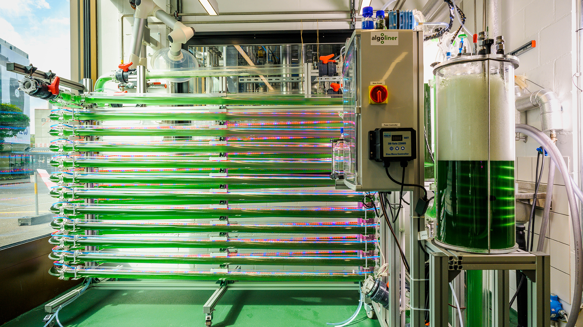 Blick auf einen Bioreaktor in der Hochschule für Life Sciences in Muttenz | Foto Hochschule für Life Sciences FHNW / Fotografin: goldhahn.swiss