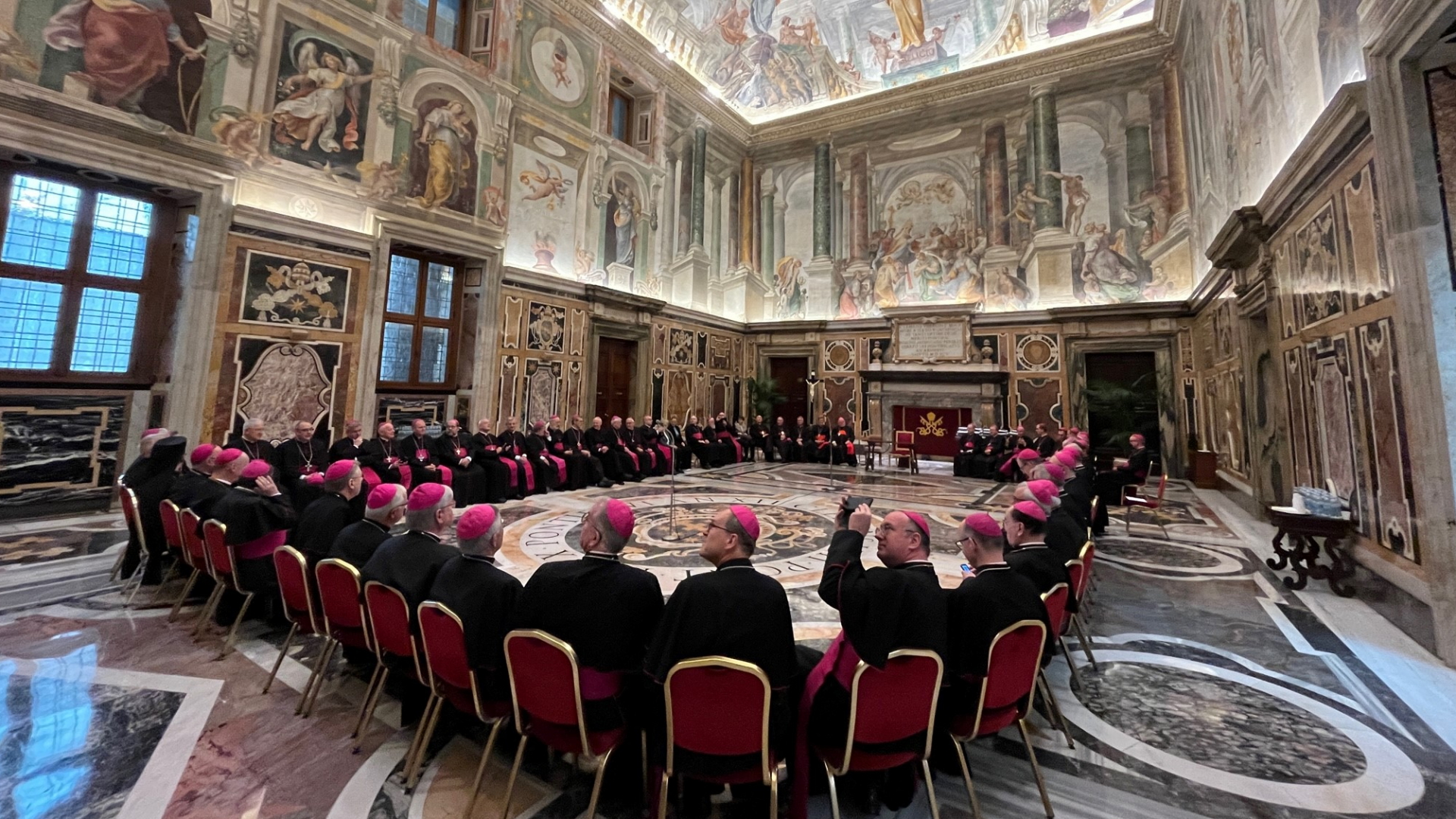 Die deutschen Bischöfe warten im Vatikan auf die Ankunft von Papst Franziskus. | dpa